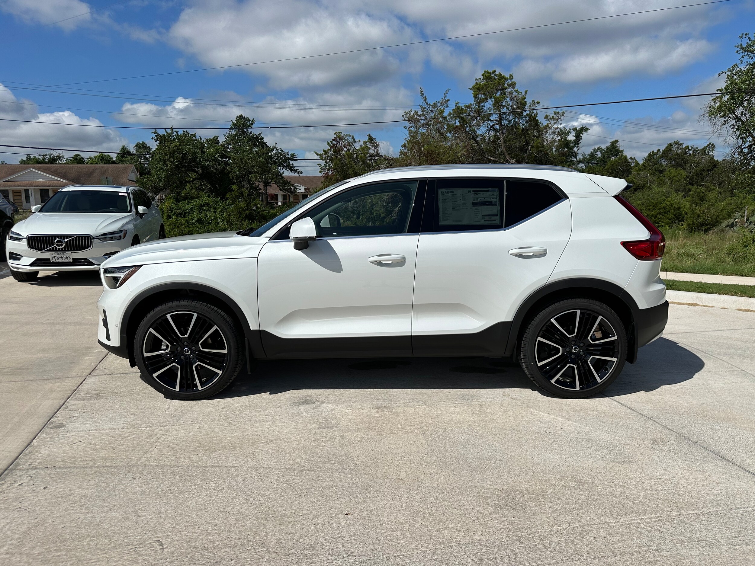 2025 Volvo XC40 photo 2