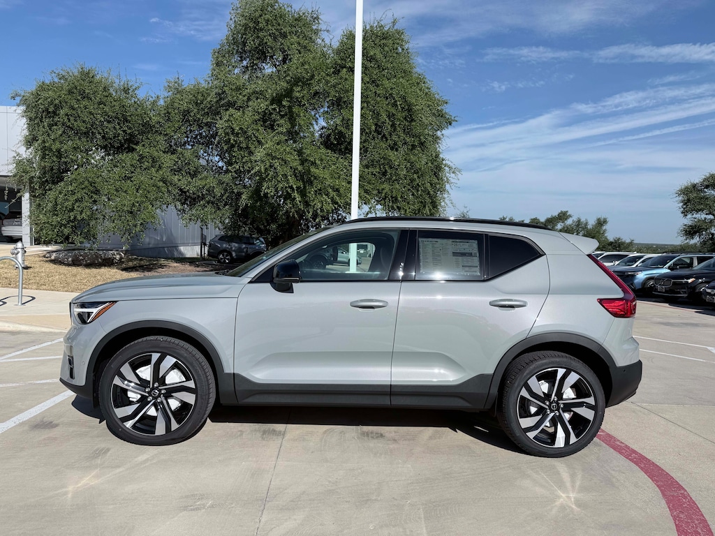 New 2026 Volvo XC40 B5 Plus SUV