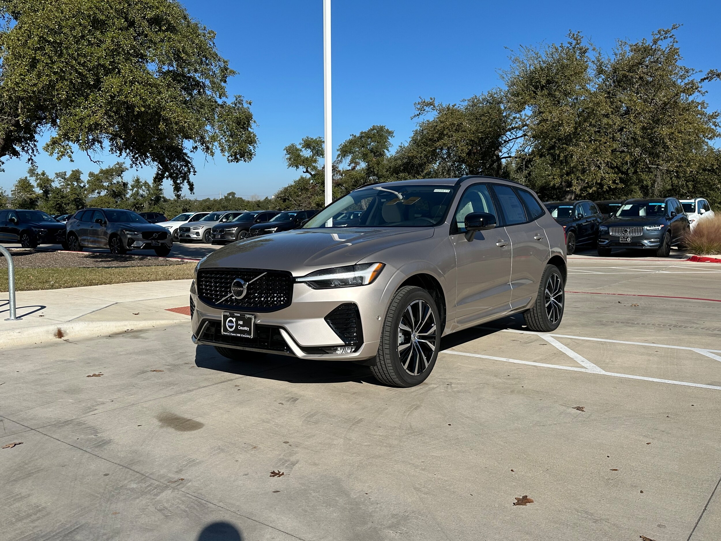 2025 Volvo XC60 B5 Plus photo 2