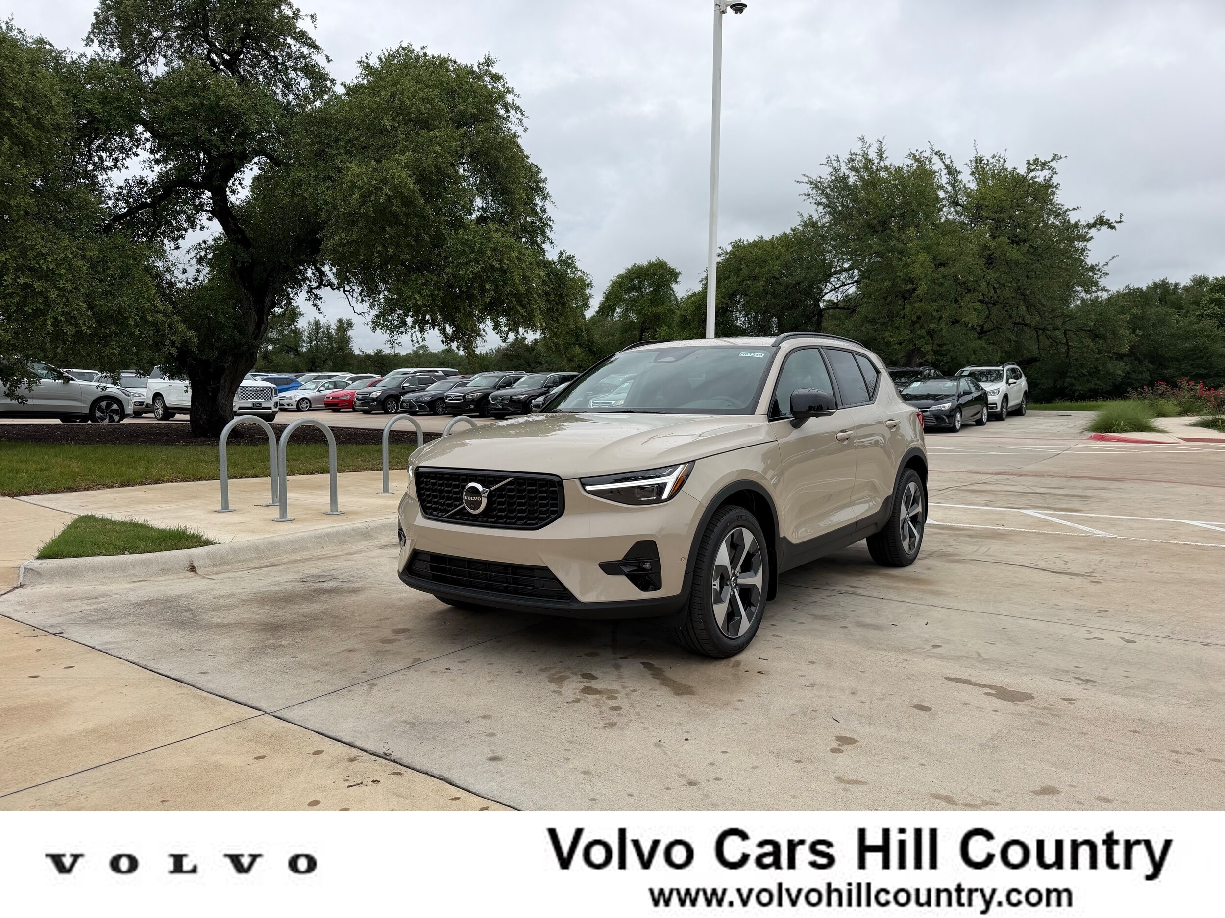 2026 Volvo XC40 B5 Plus Dark AWD's photo
