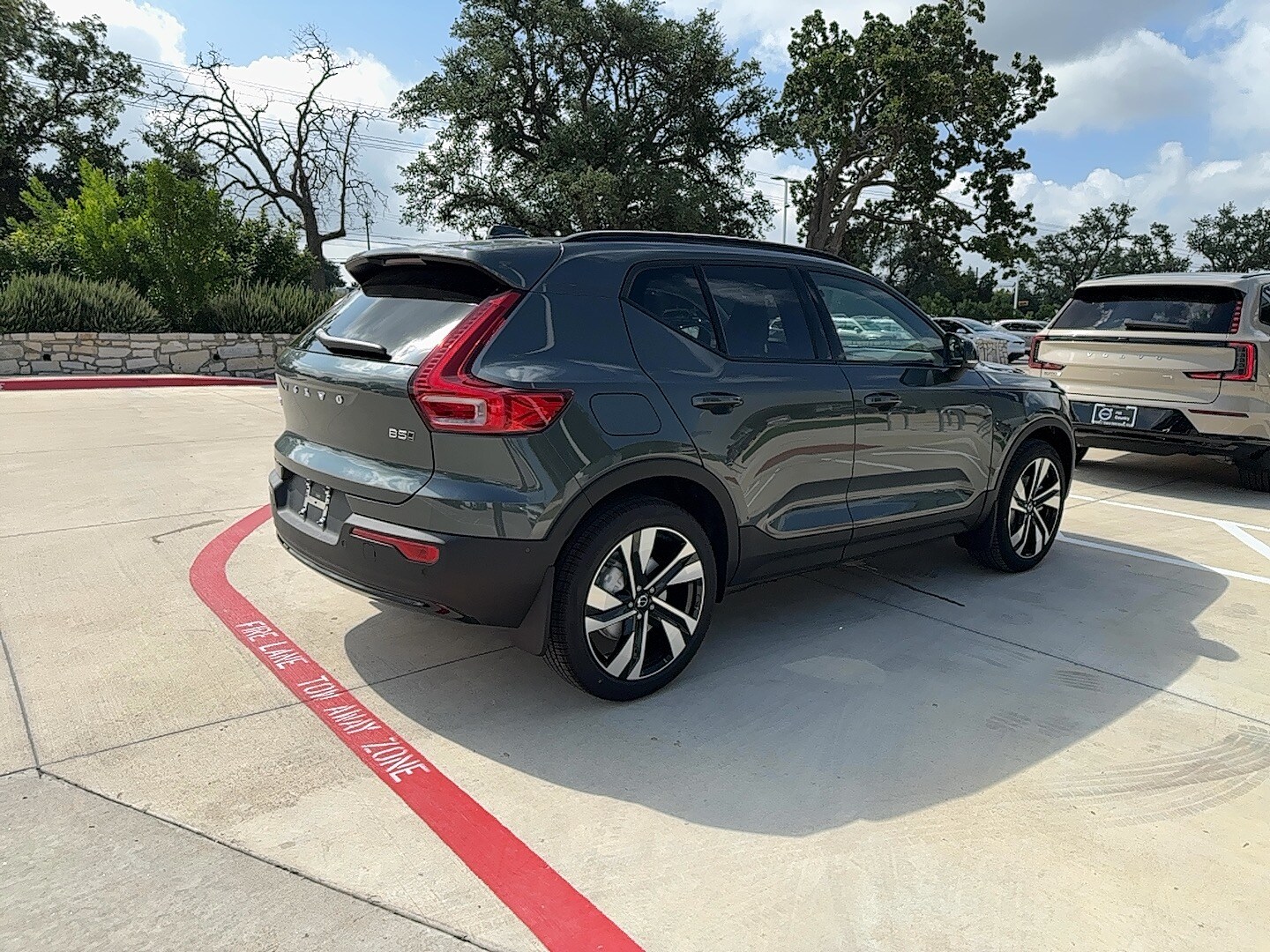 2026 Volvo XC40 Plus photo 2