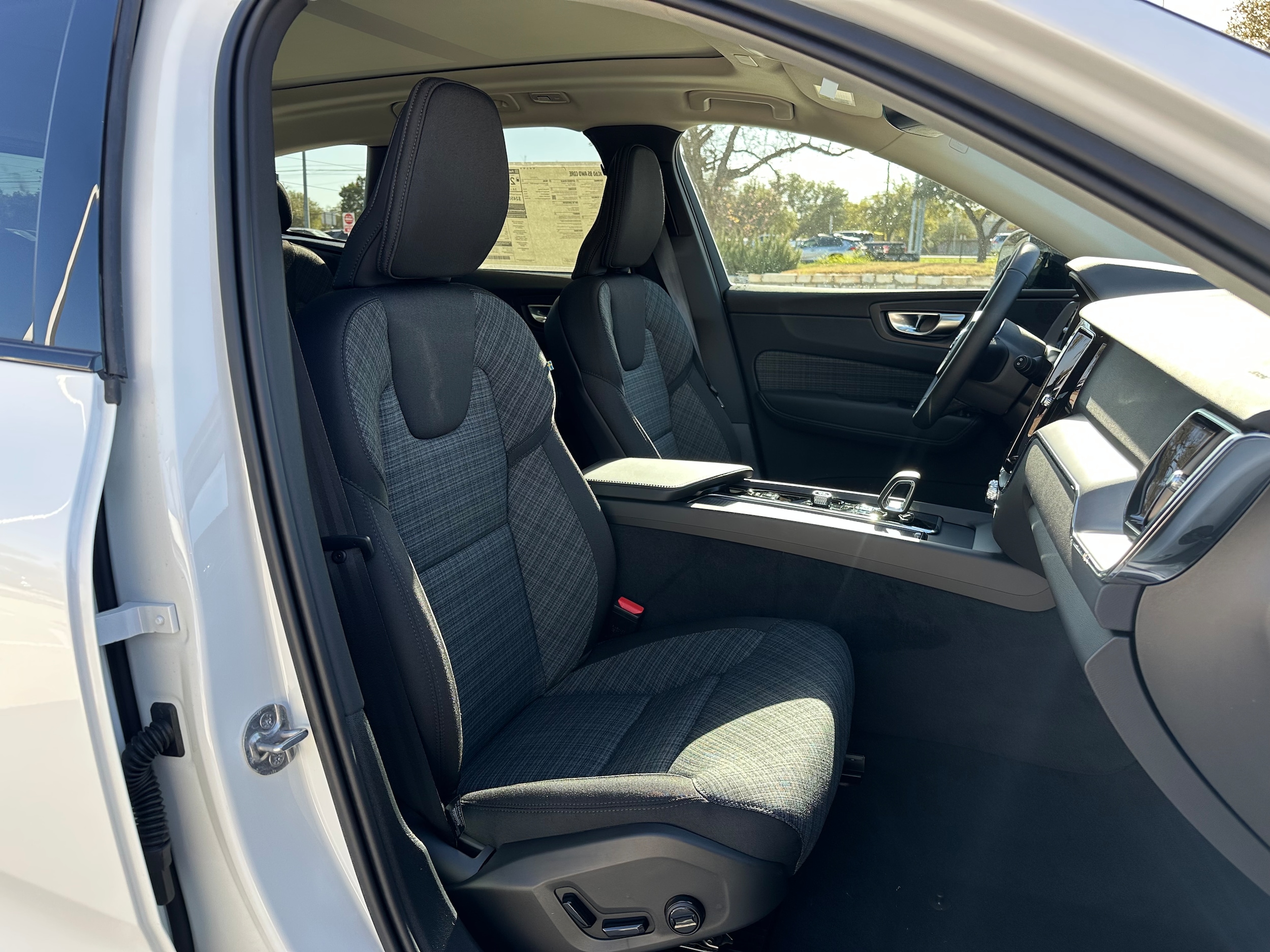 2025 Volvo XC60 Core - Photo 8