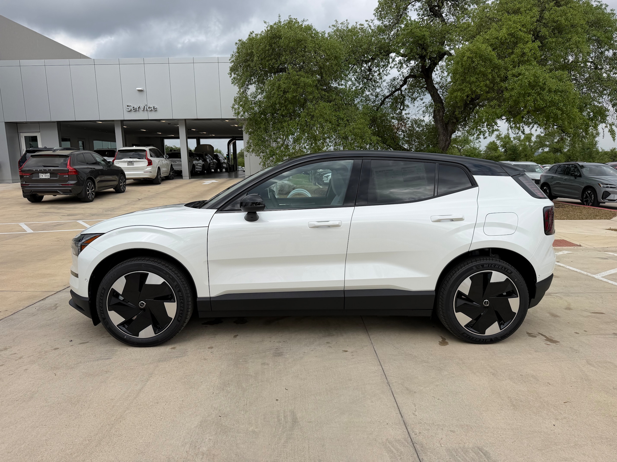 View vehicle photo 3