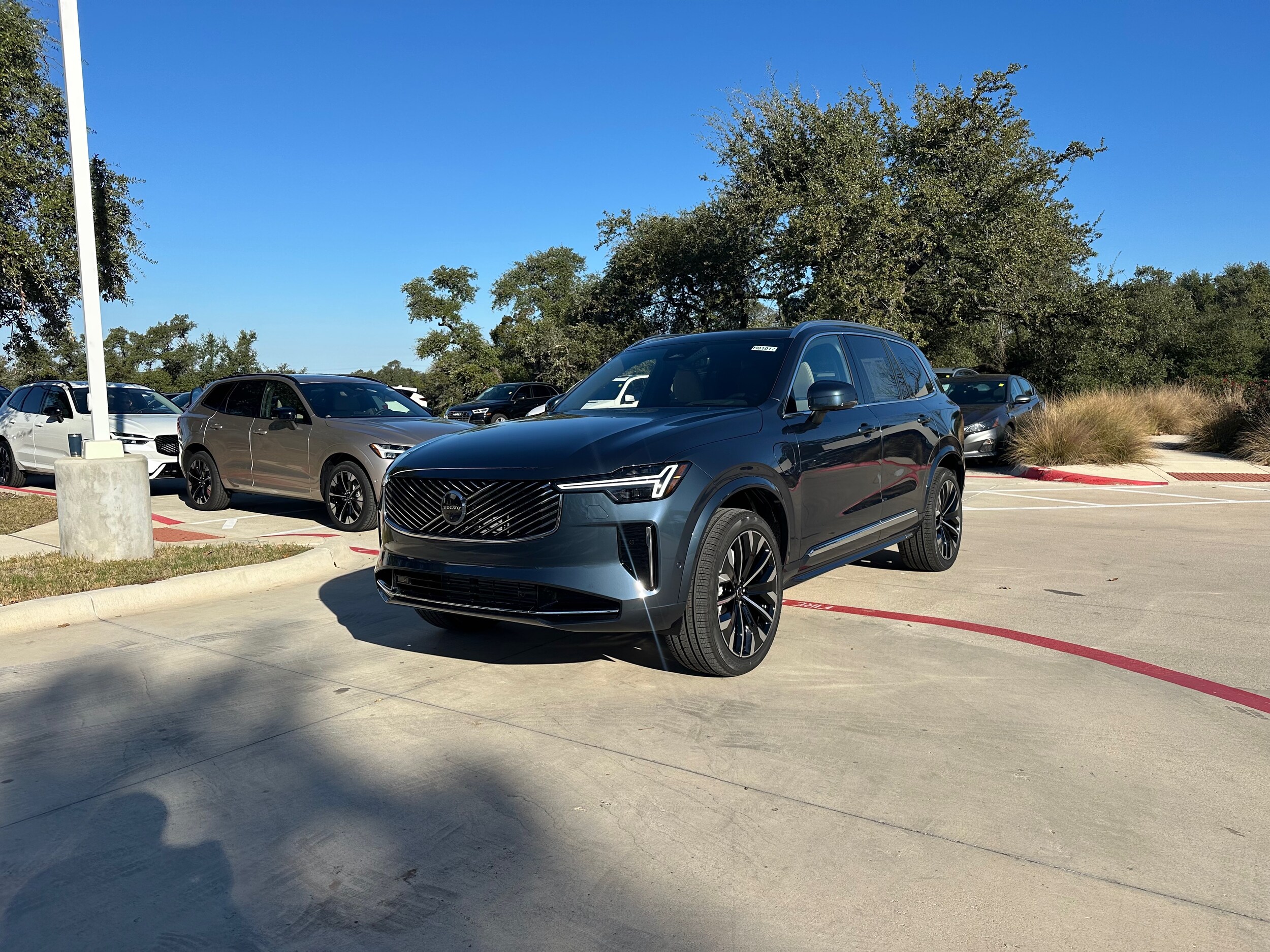 2026 Volvo XC90 T8 photo 2