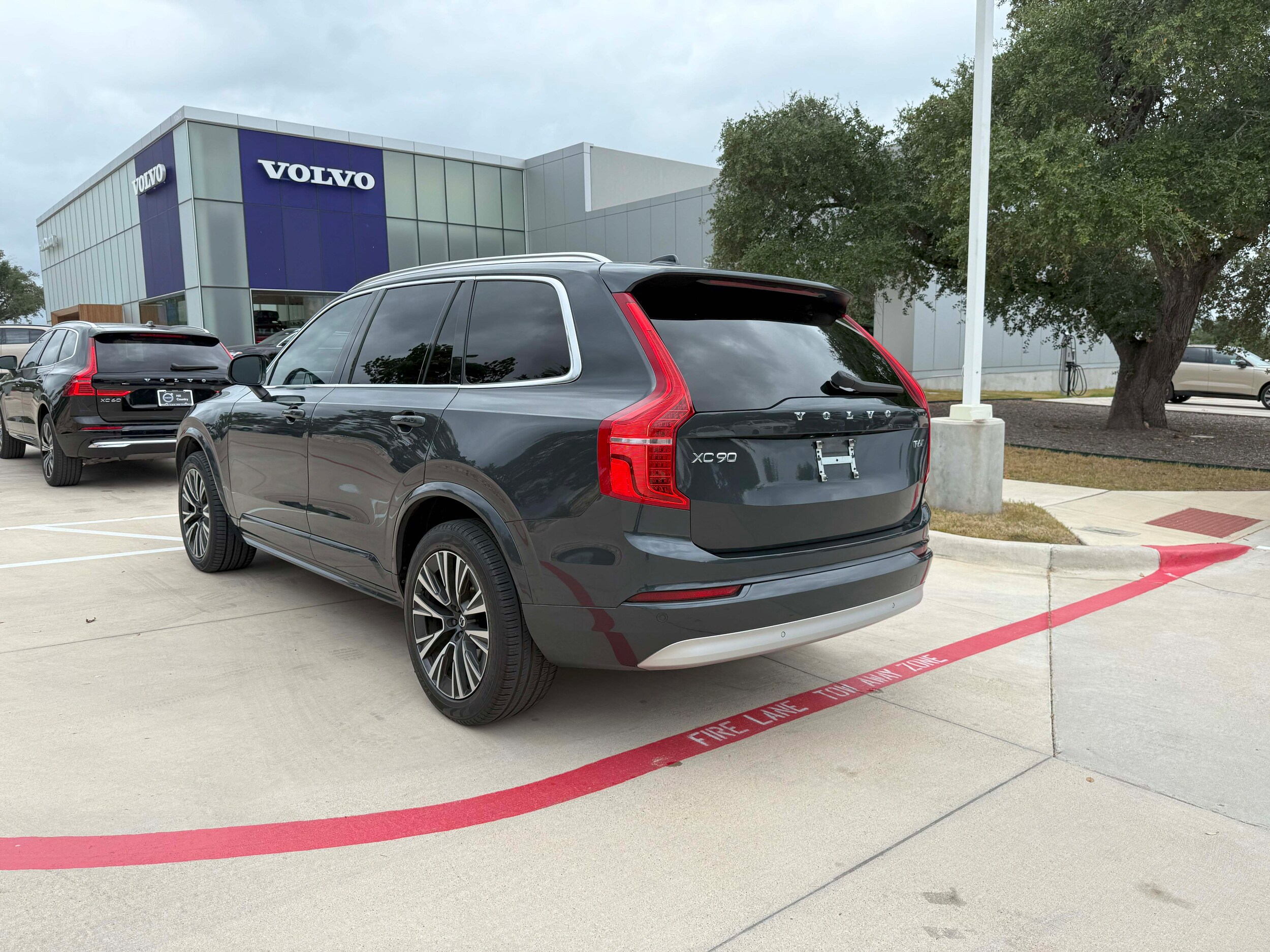 2022 Volvo XC90 T6 AWD Momentum photo 2