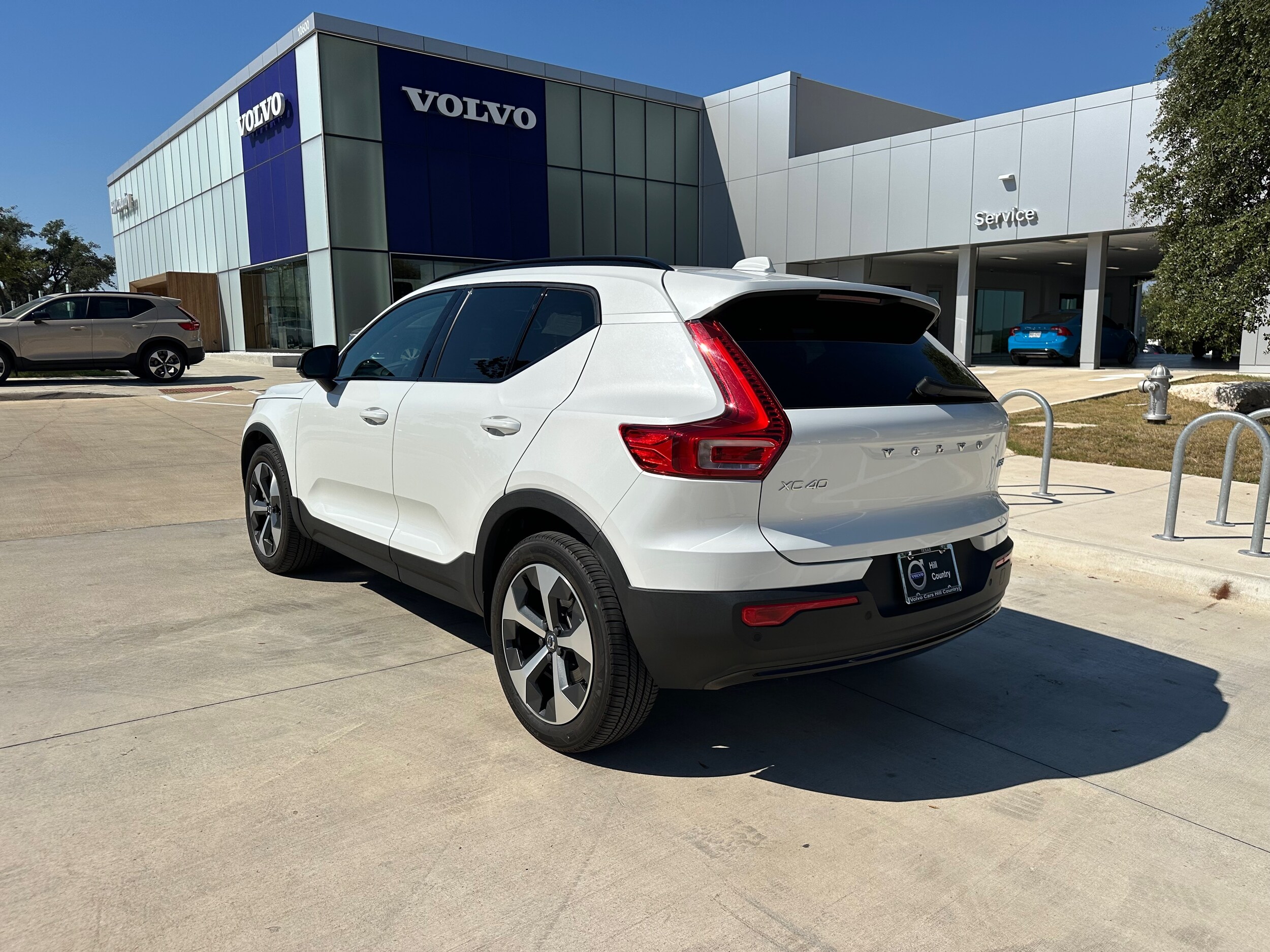 2023 Volvo XC40 AWD Plus photo 2