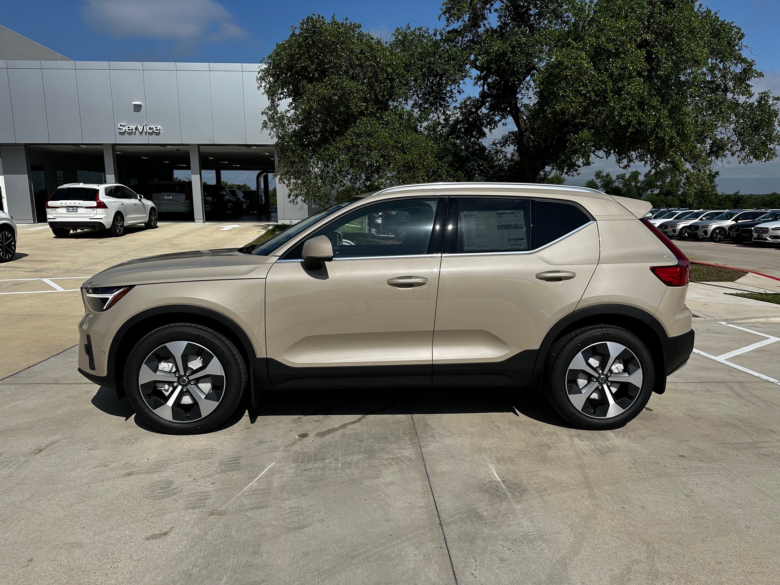 2025 Volvo XC40 Plus photo 3