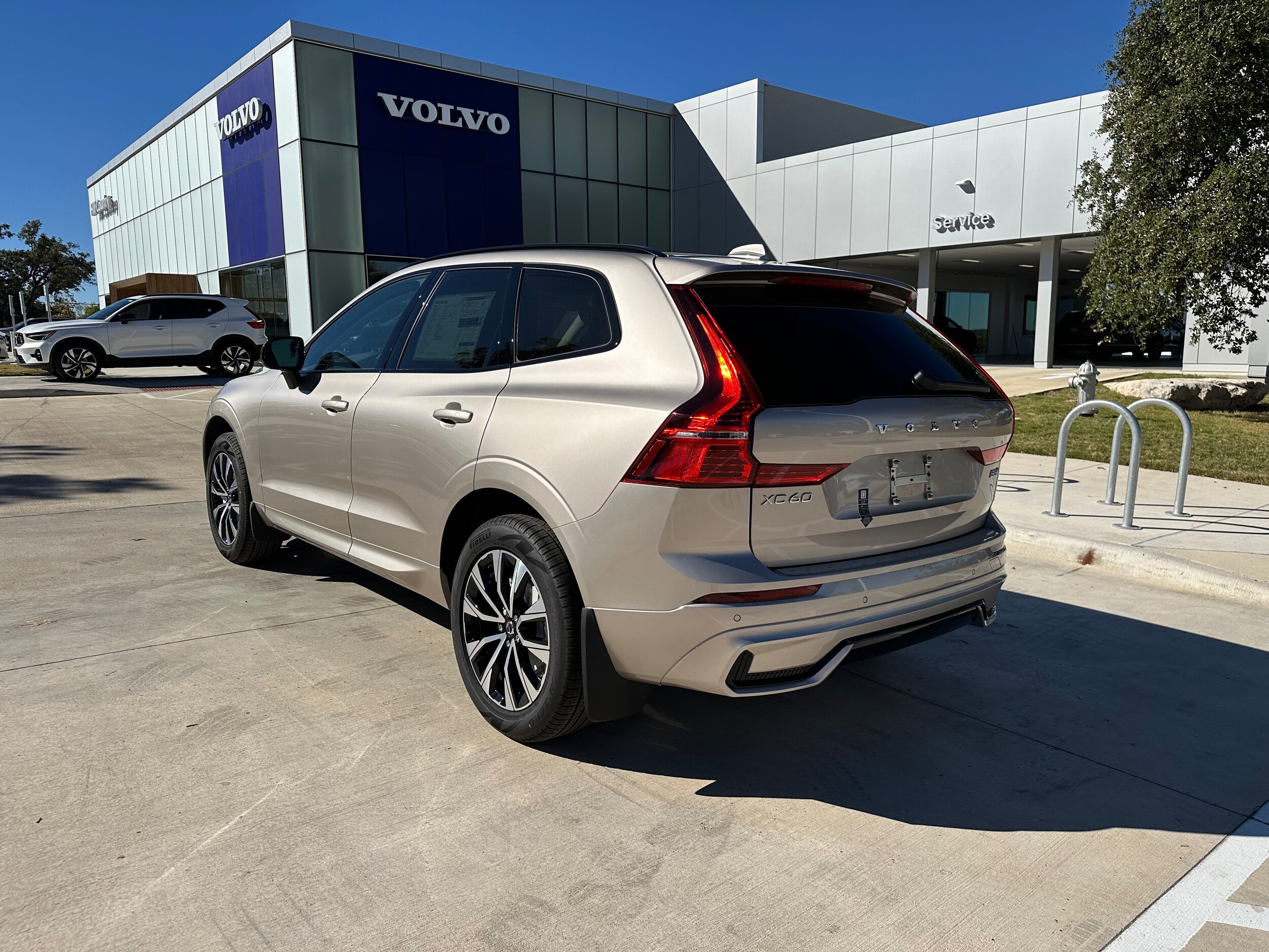 2025 Volvo XC60 B5 Core photo 4