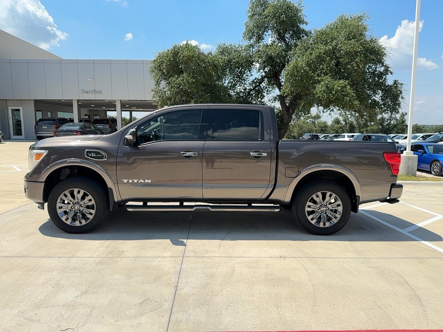2017 Nissan Titan Platinum Reserve photo 2