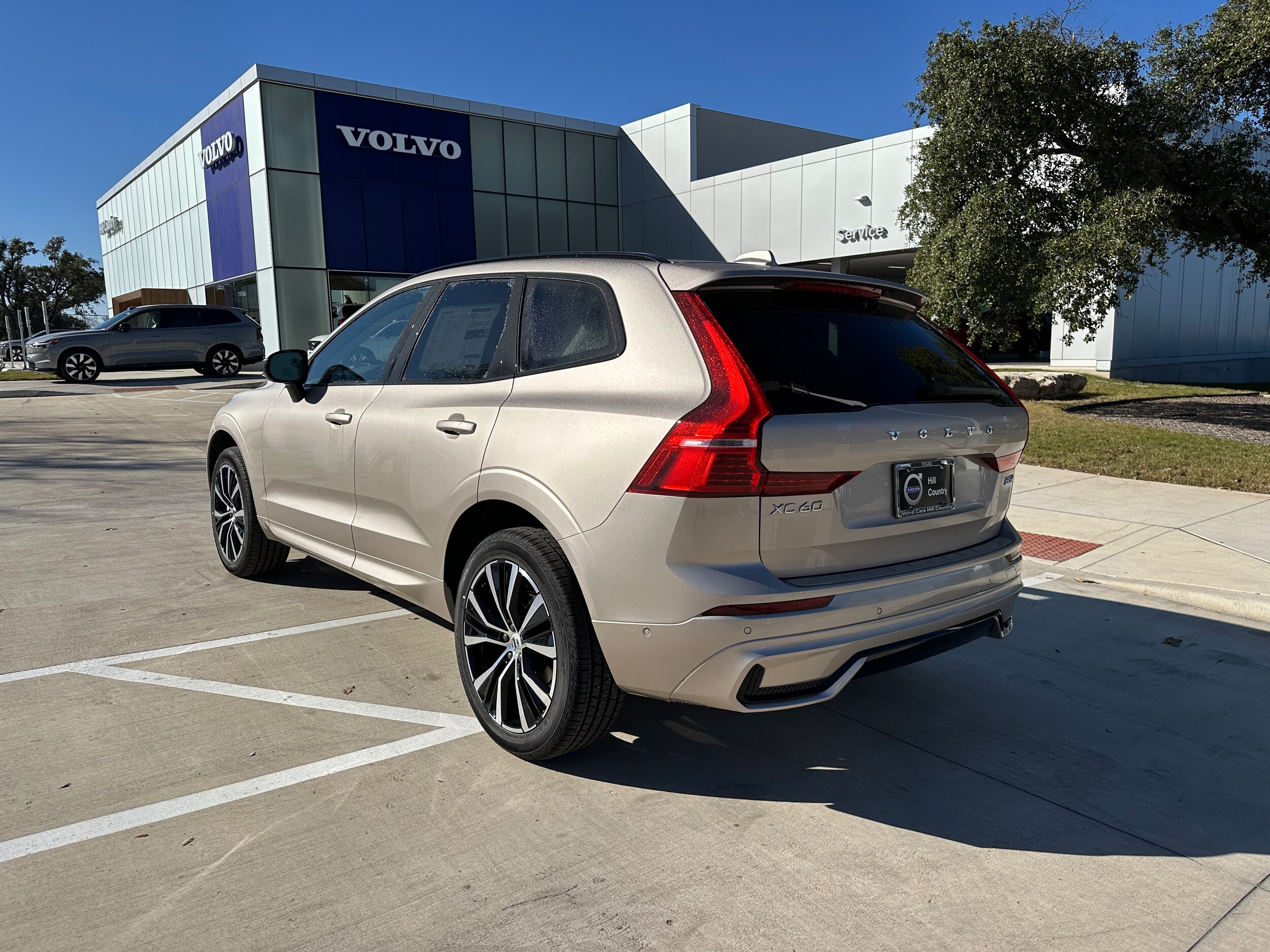 2025 Volvo XC60 B5 Plus photo 4