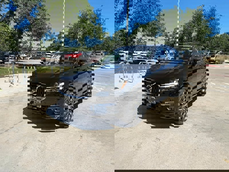 2022 Volvo XC60 B5 Momentum photo 2
