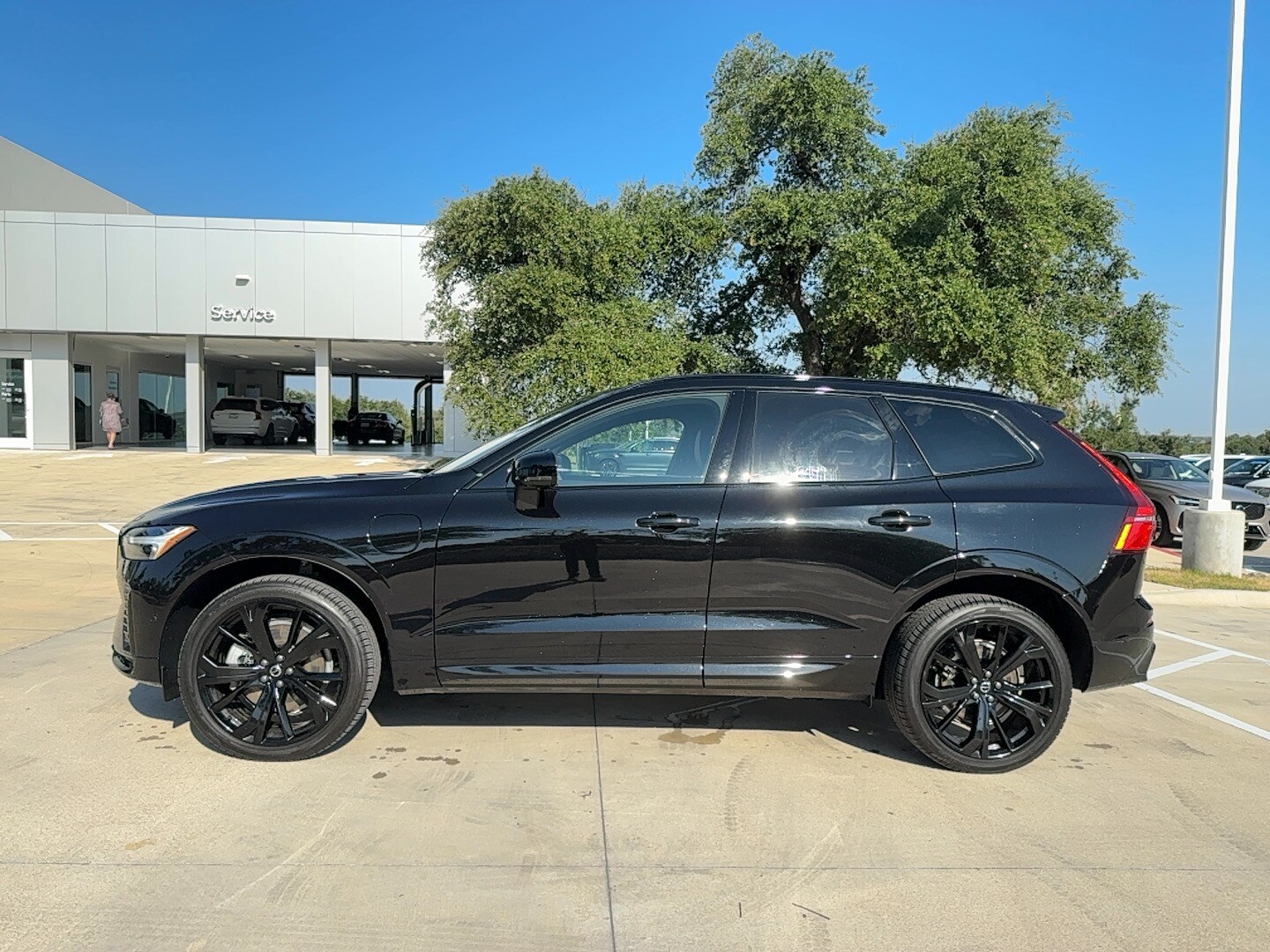 2025 Volvo XC60 T8 Black Edition photo 4