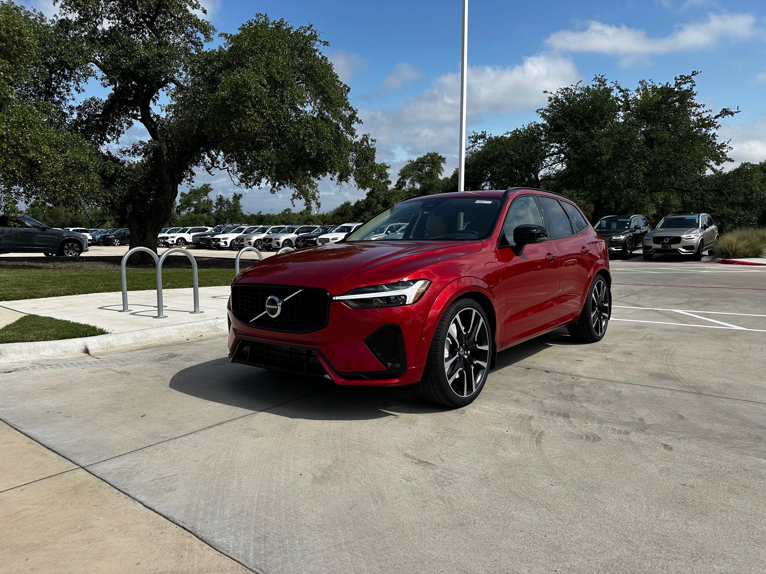 2025 Volvo XC60 Hybrid T8 photo 2