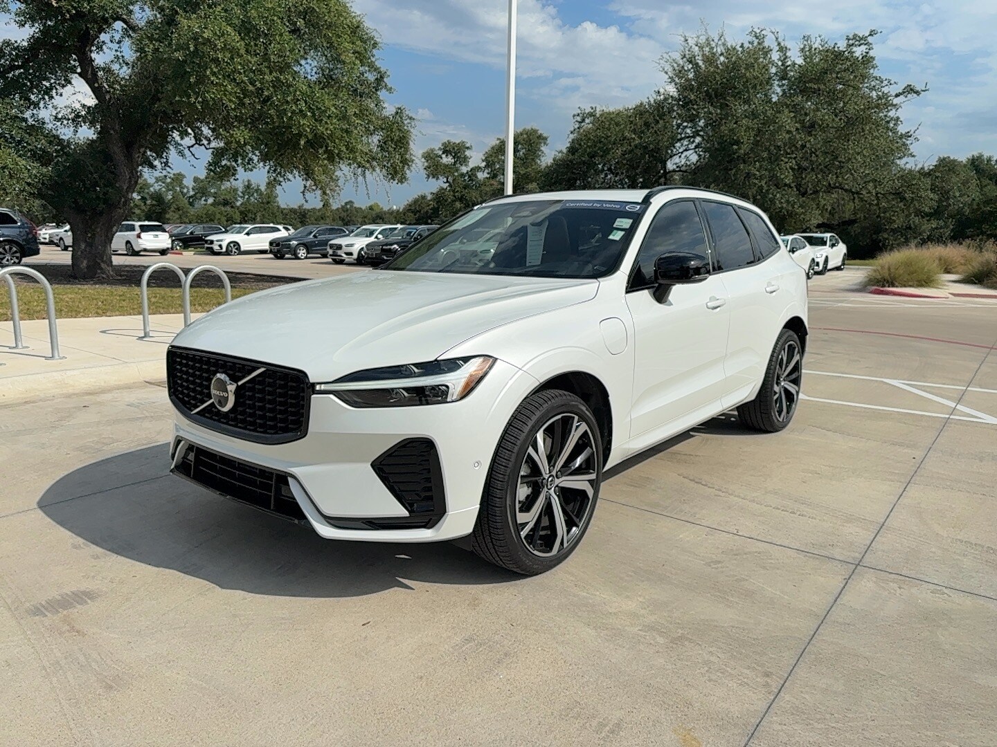 2023 Volvo XC60 Recharge Hybrid Ultimate photo 2