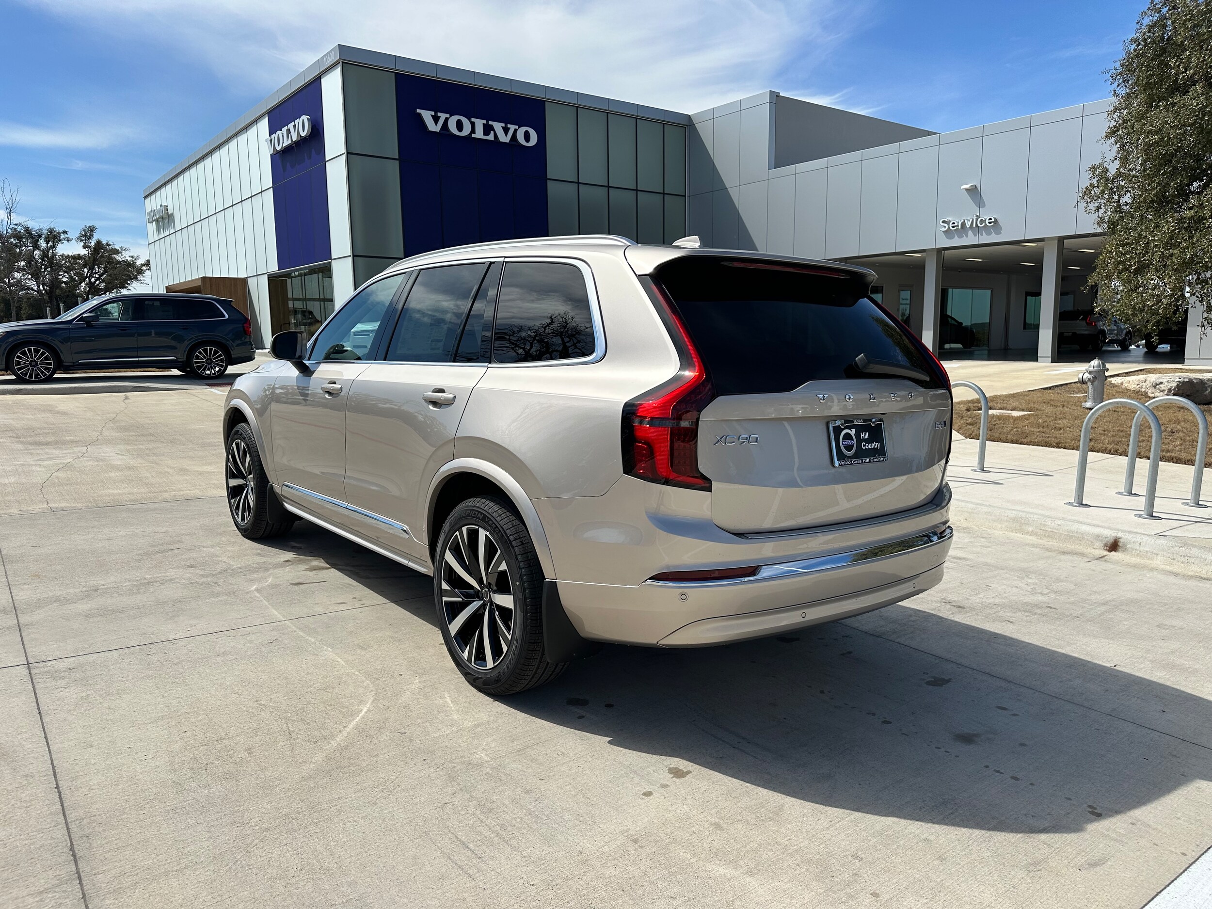 2025 Volvo XC90 Core photo 2