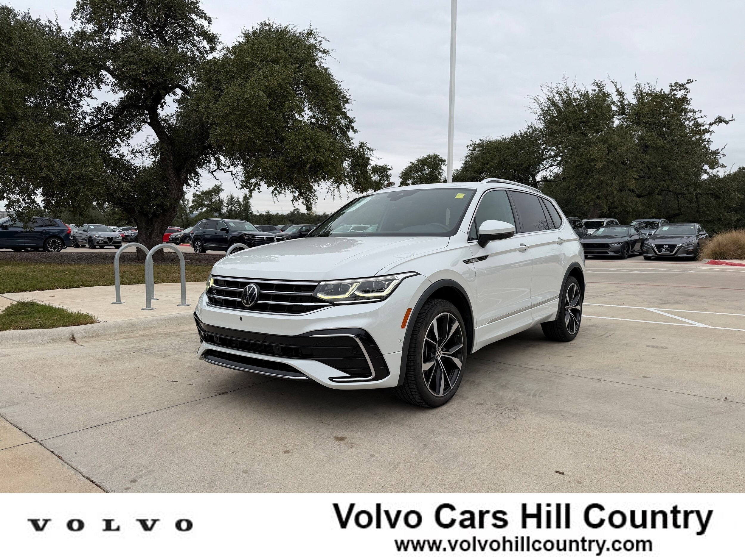 2022 Volkswagen Tiguan SEL R-LINE's photo