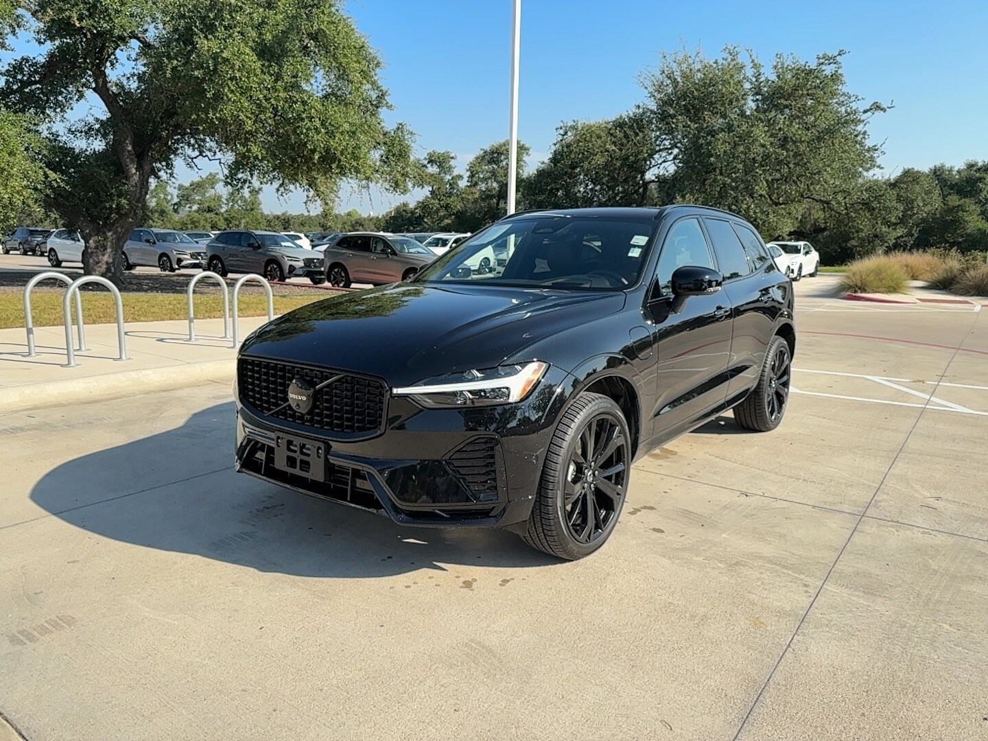 2025 Volvo XC60 T8 Black Edition photo 2