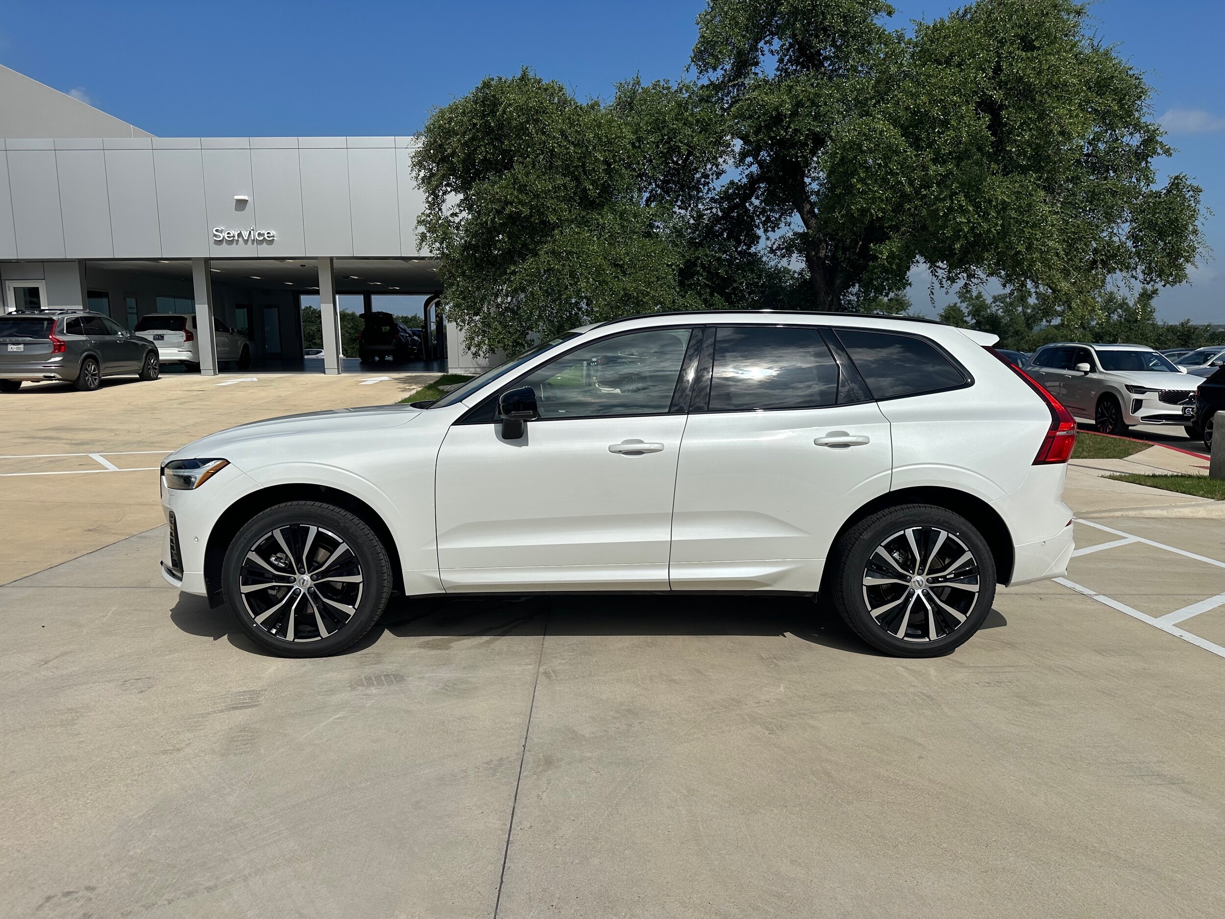 2025 Volvo XC60 B5 Plus photo 2