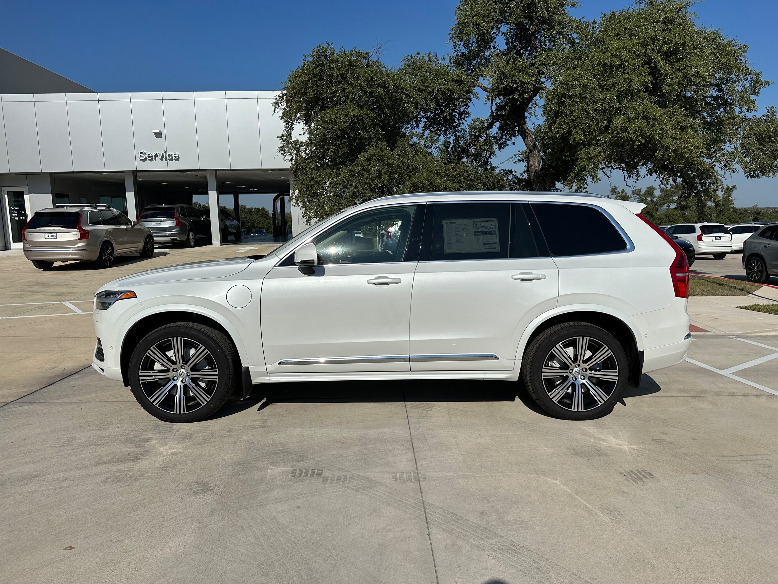 2025 Volvo XC90 T8 Plus photo 3