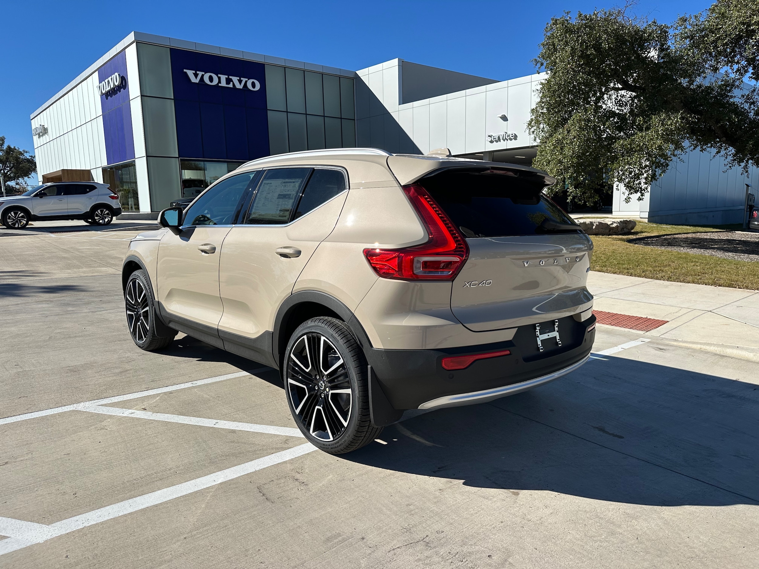 2025 Volvo XC40 photo 4