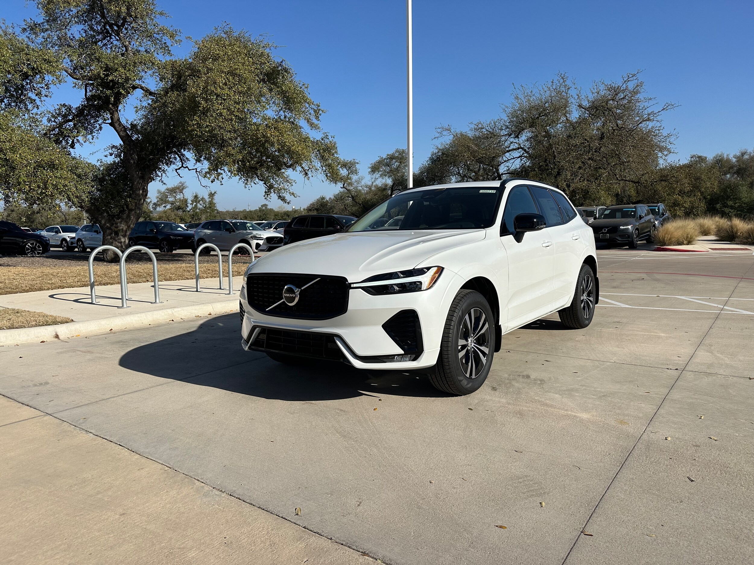 2025 Volvo XC60 B5 Core photo 2