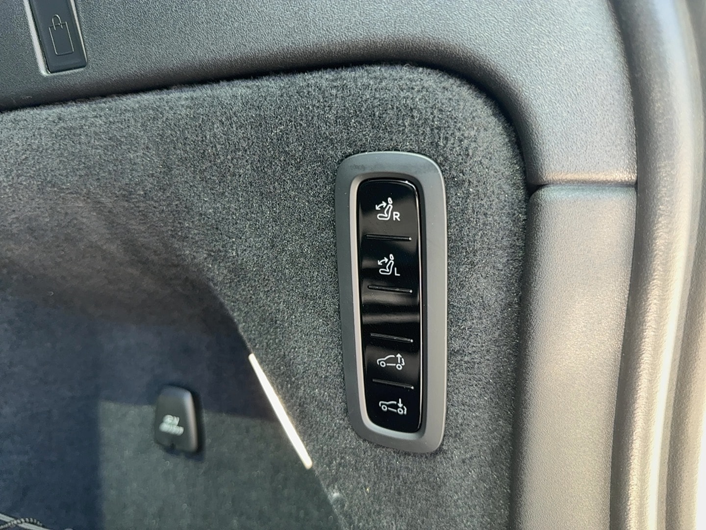 2025 Volvo EX90 Ultra - Photo 28