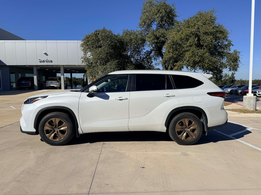 Used 2023 Toyota Highlander Hybrid XLE Bronze SUV