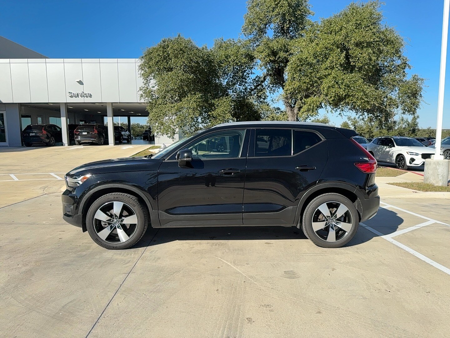 2022 Volvo XC40 T5 AWD Momentum photo 2