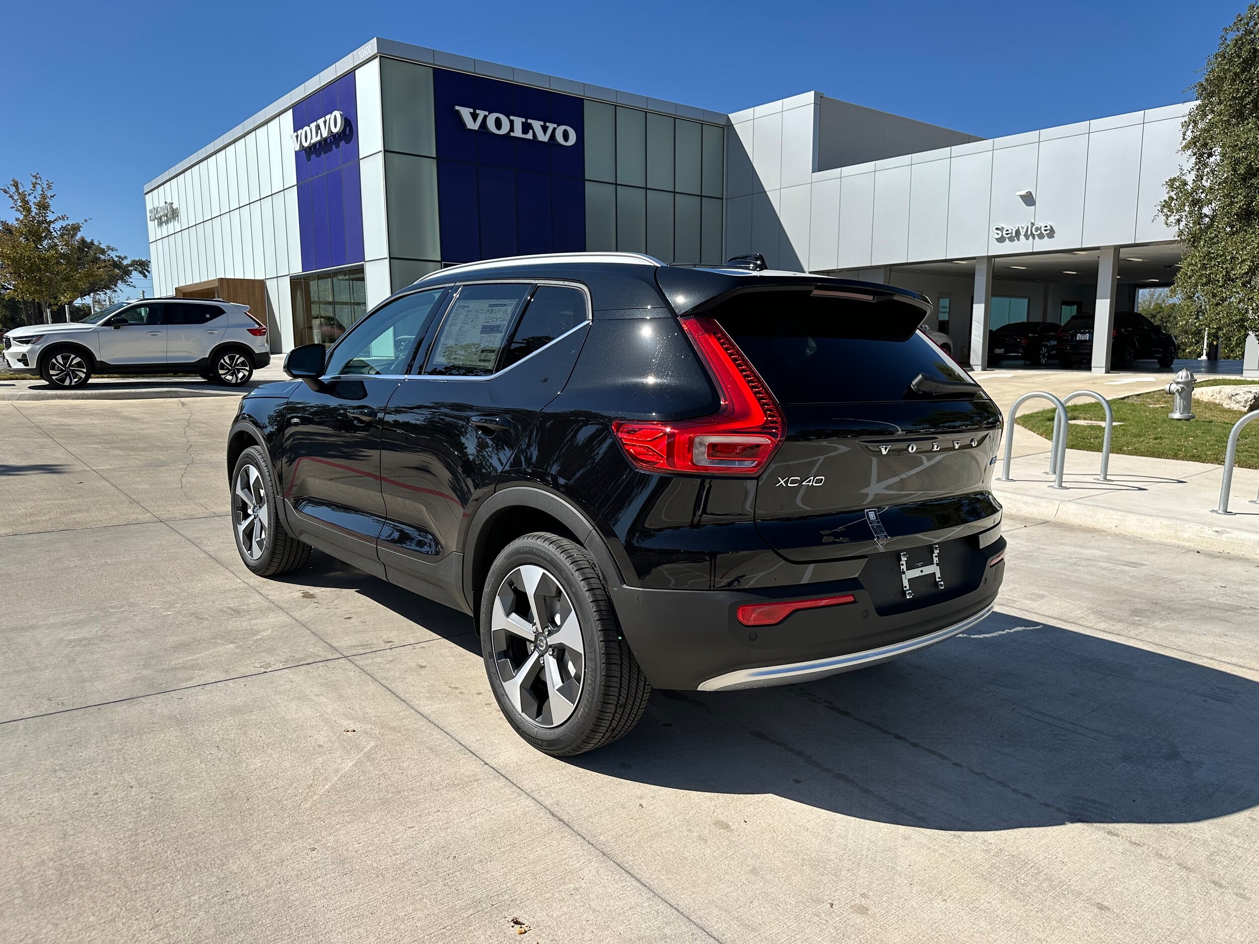 2025 Volvo XC40 Plus photo 2