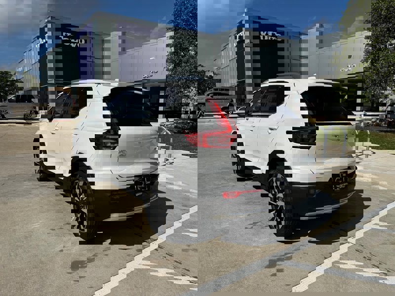 2025 Volvo XC40 Plus photo 4