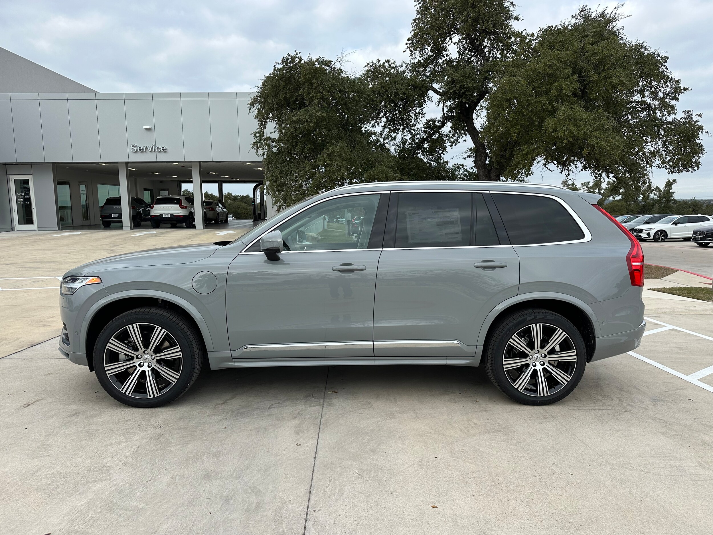 2025 Volvo XC90 T8 Plus photo 3