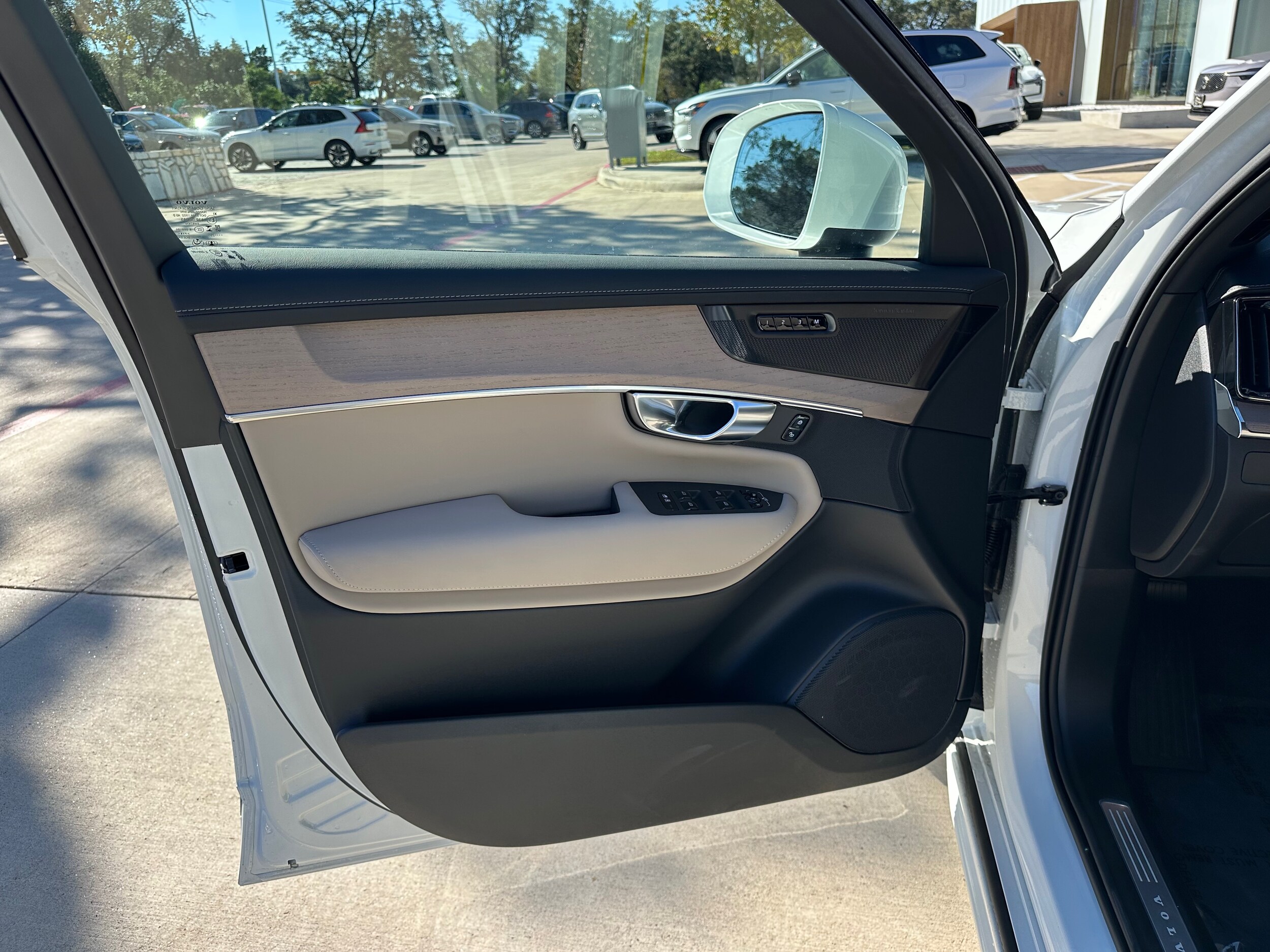 2026 Volvo XC90 Plus - Photo 18