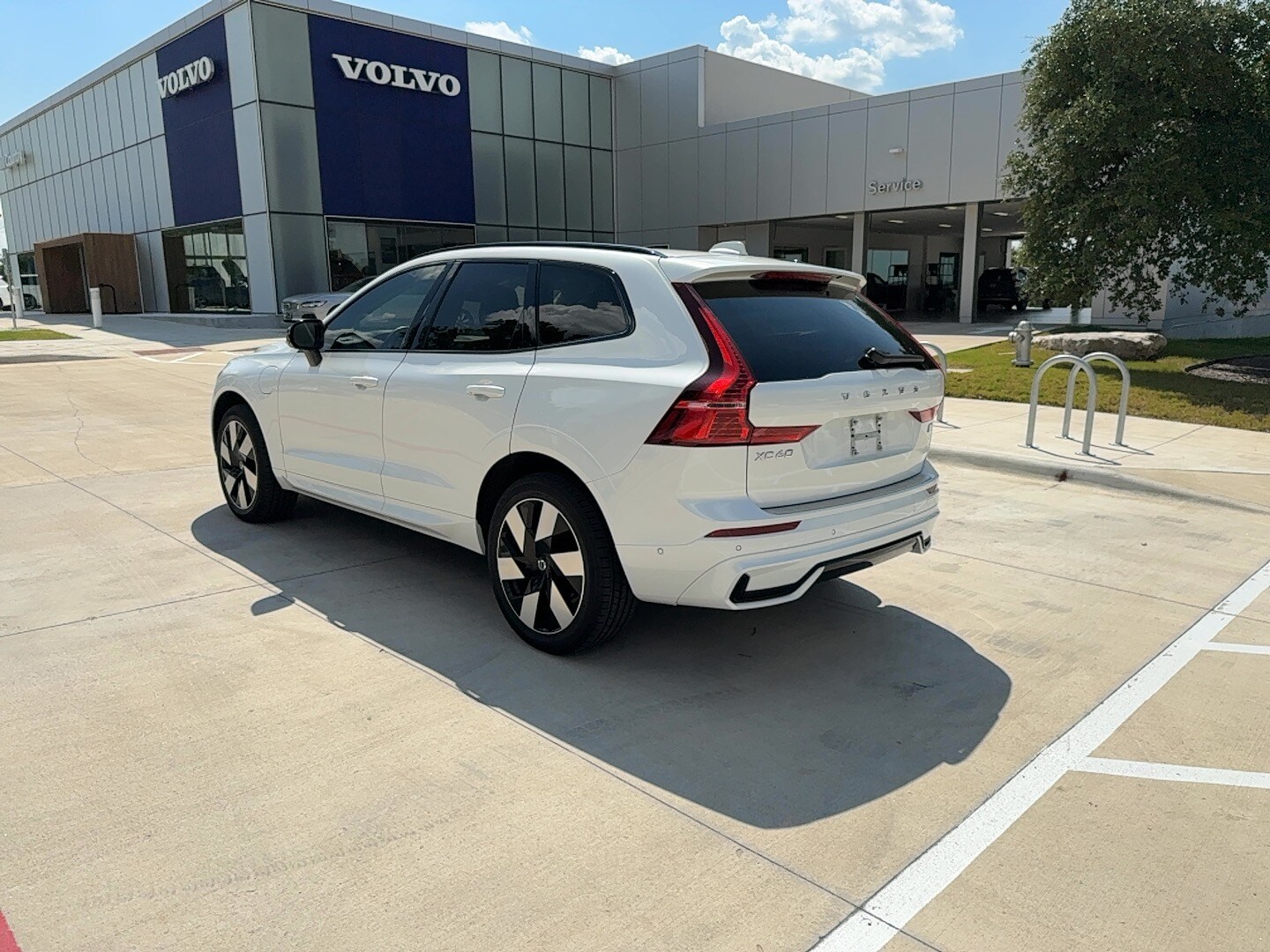 2024 Volvo XC60 Hybrid T8 Plus photo 2