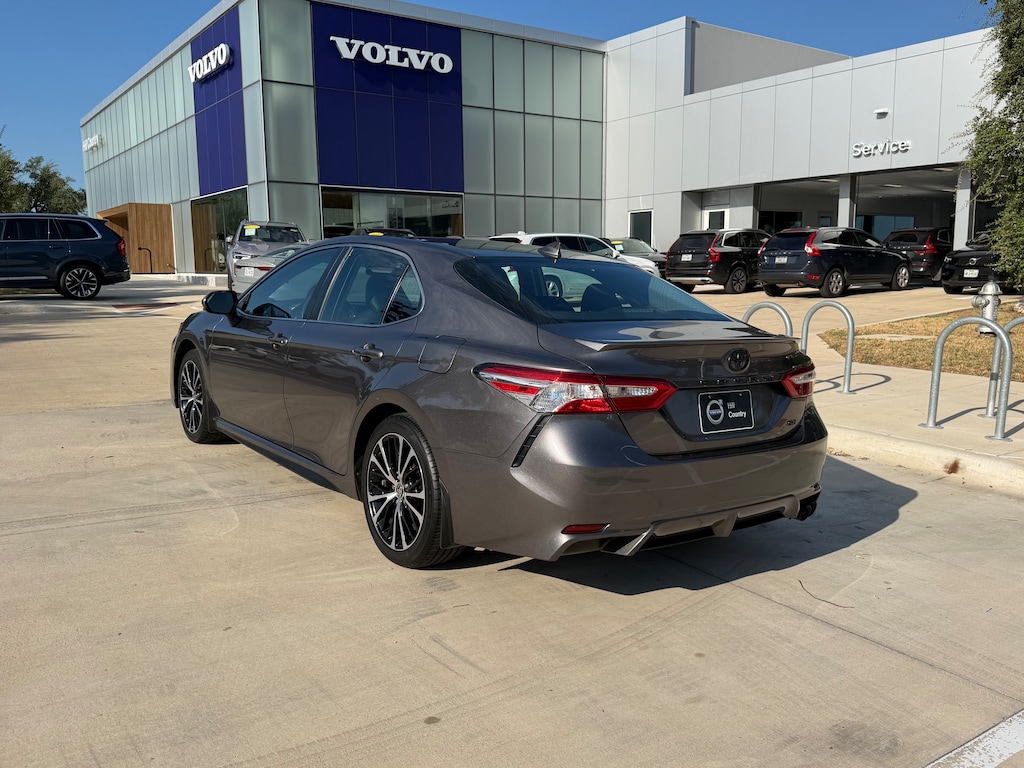 Used 2020 Toyota Camry SE Sedan