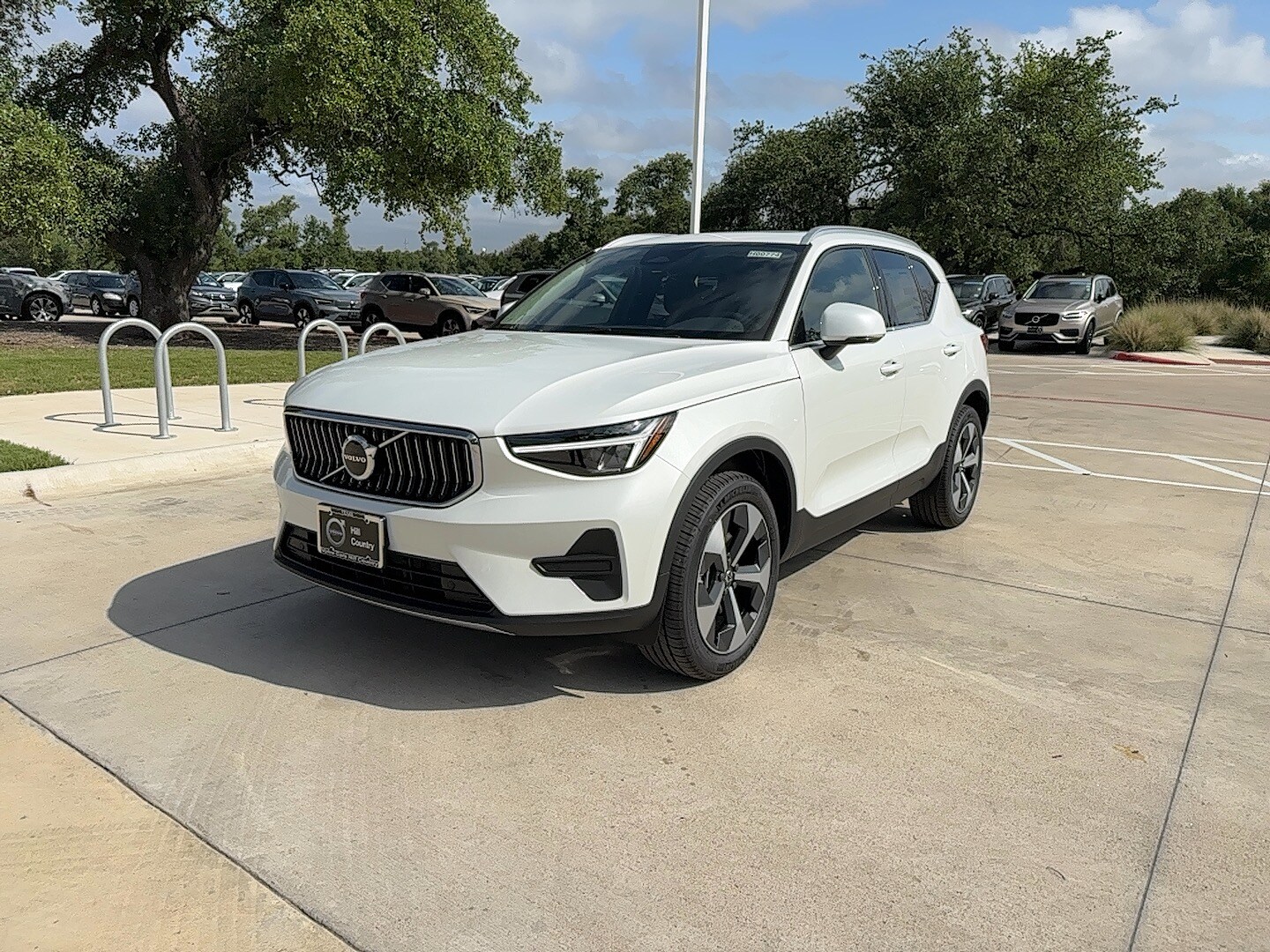 2025 Volvo XC40 Core photo 2