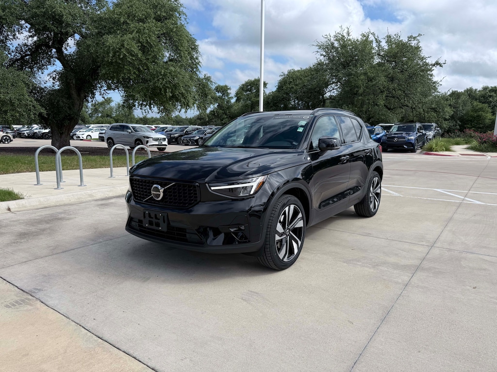 Certified 2025 Volvo XC40 B5 Plus Dark Theme SUV