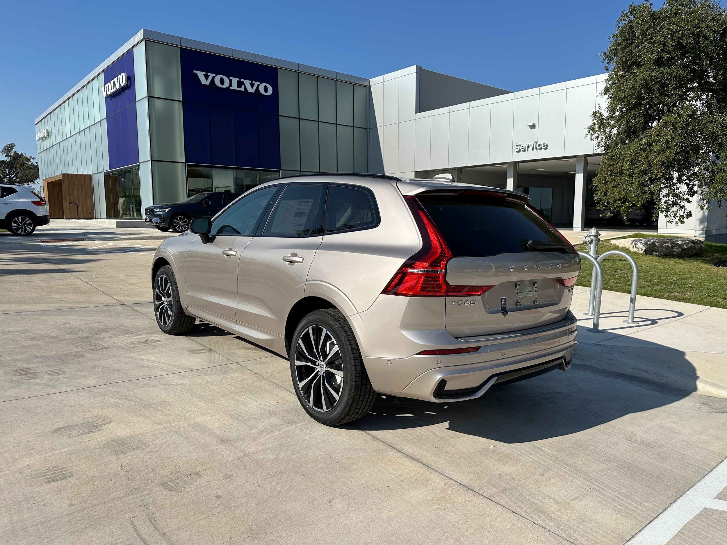 2025 Volvo XC60 B5 Plus photo 3