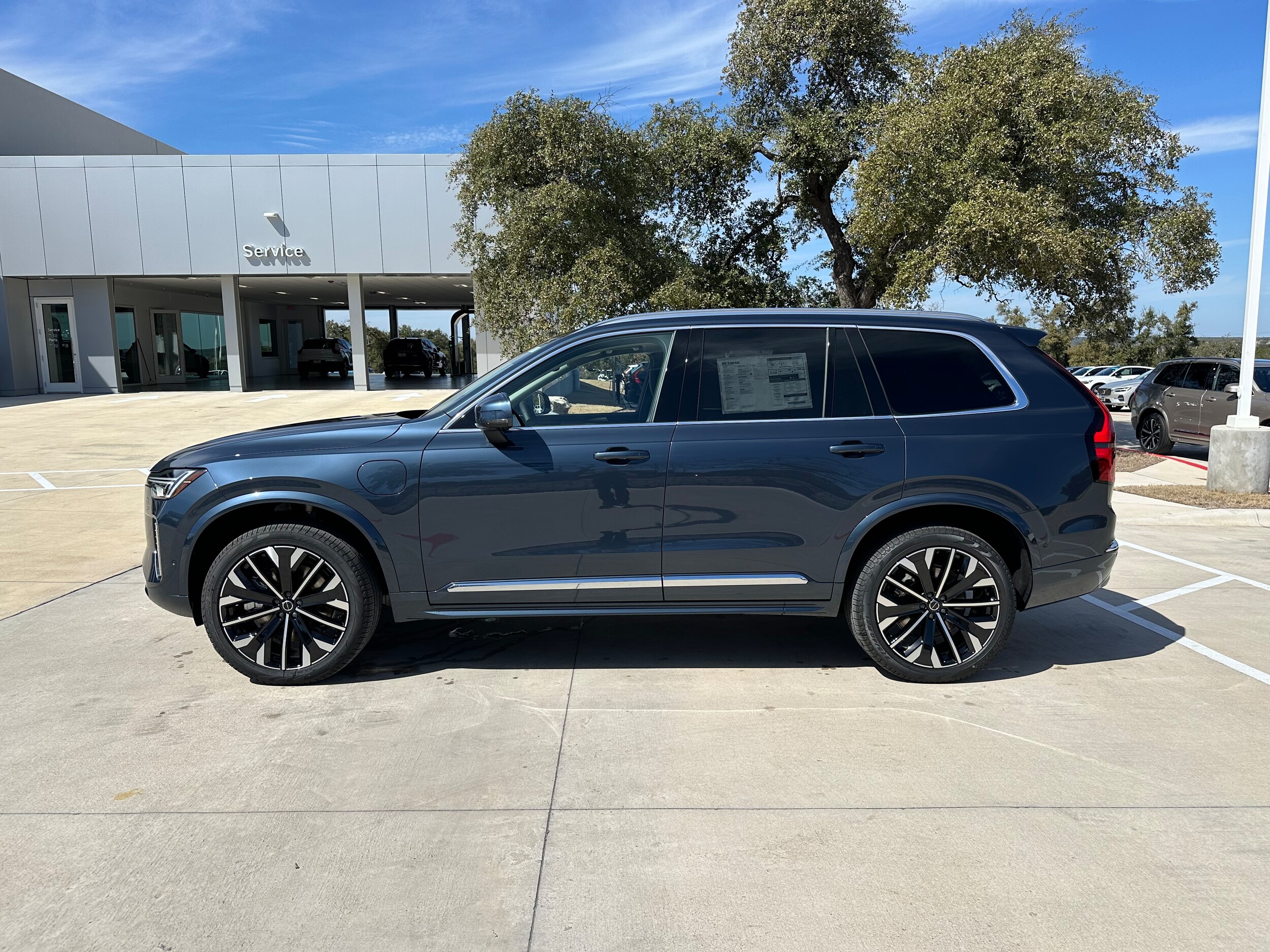 2025 Volvo XC90 T8 Plus photo 2