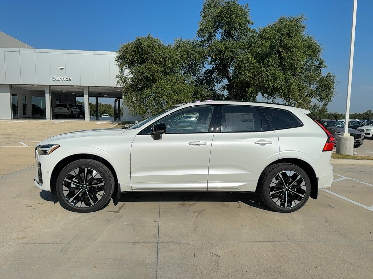 2026 Volvo XC60 B5 Plus photo 3