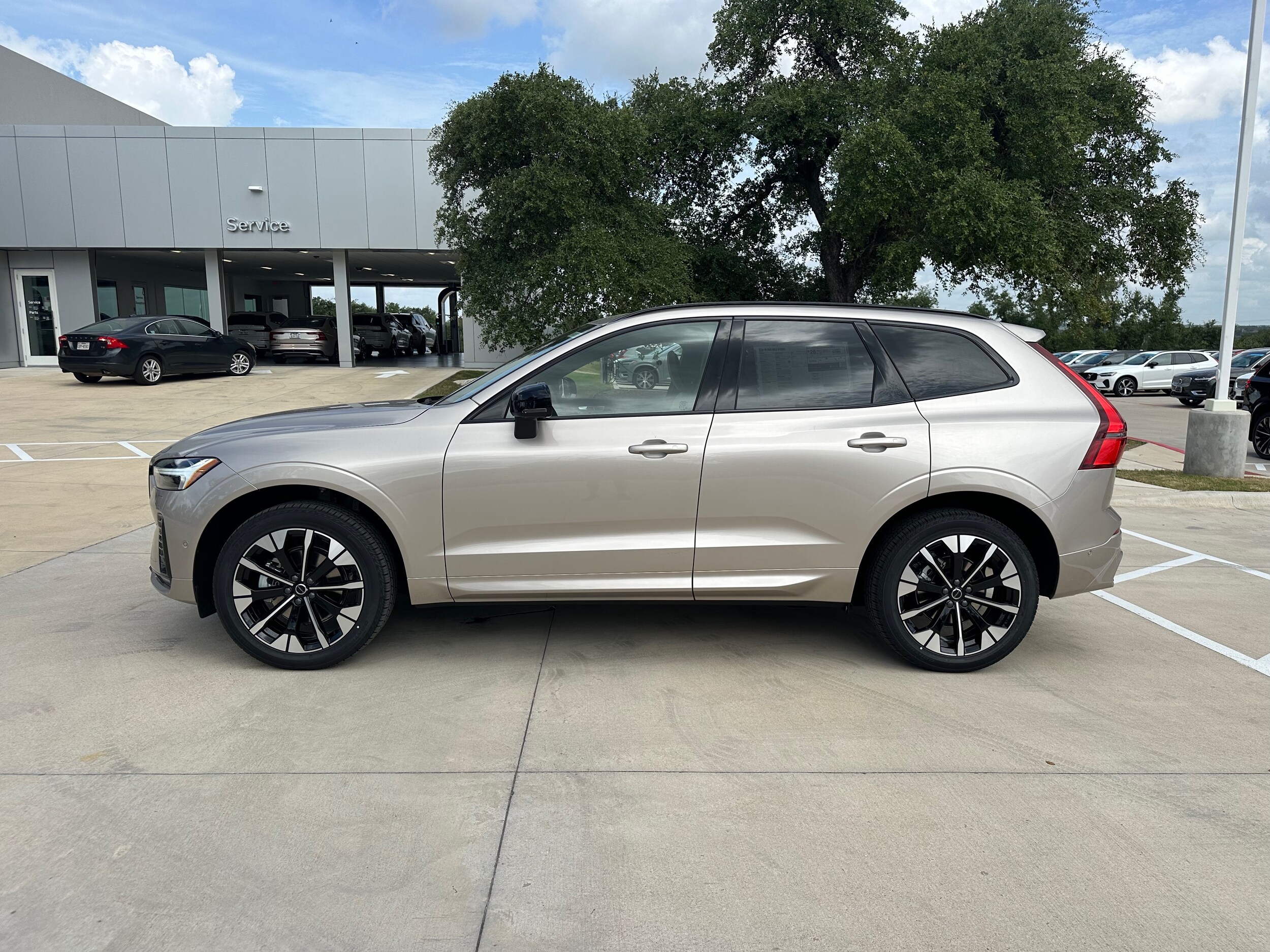 2026 Volvo XC60 B5 Plus photo 3
