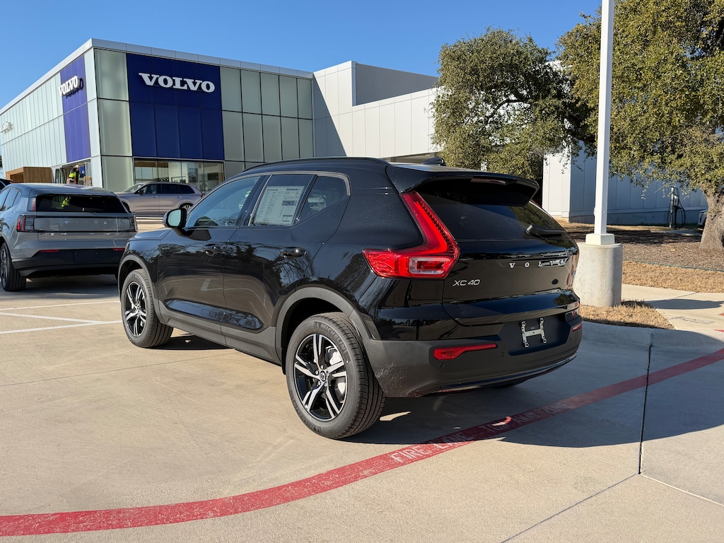 New 2026 Volvo XC40 B5 Core SUV