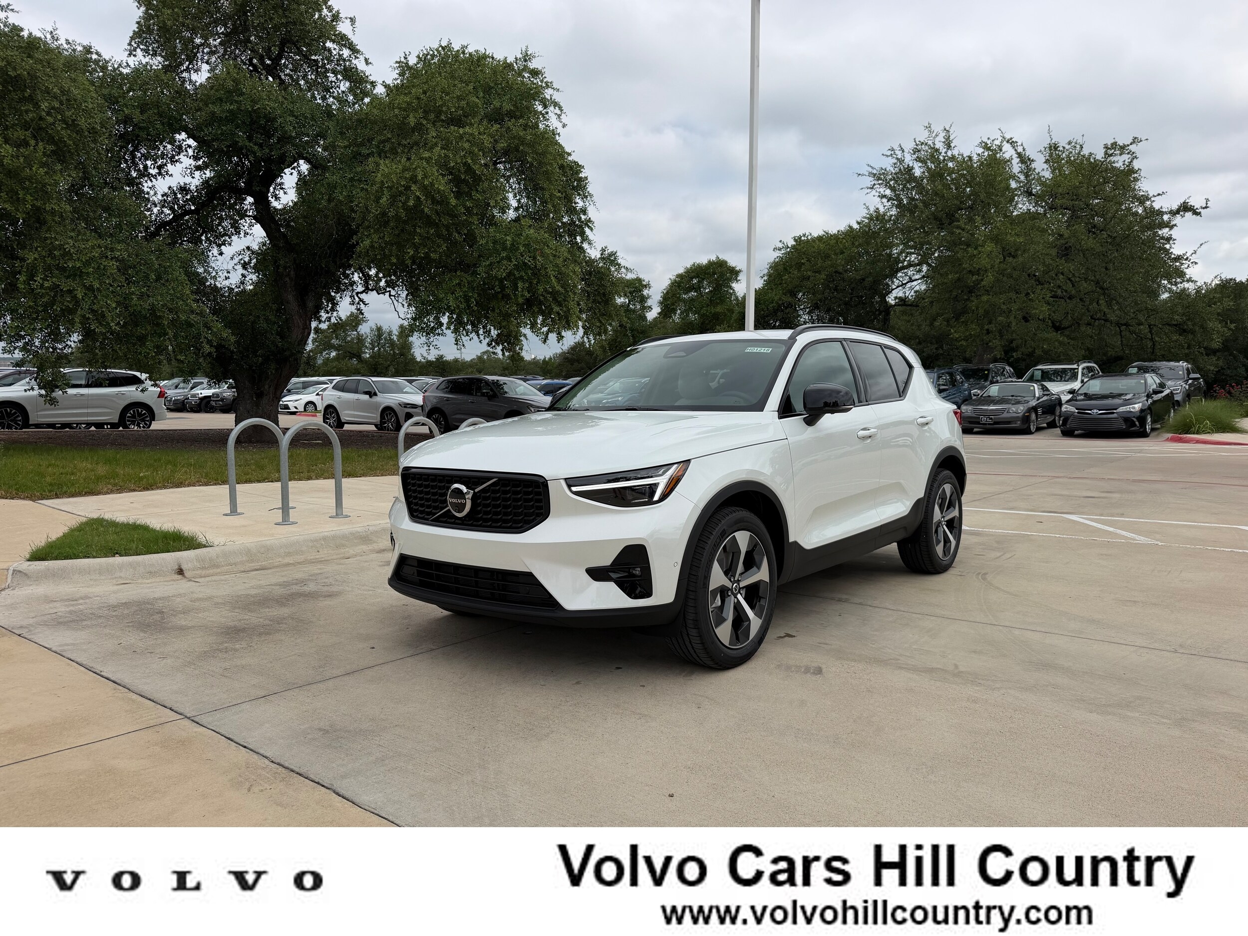 2026 Volvo XC40 B5 Plus Dark AWD's photo