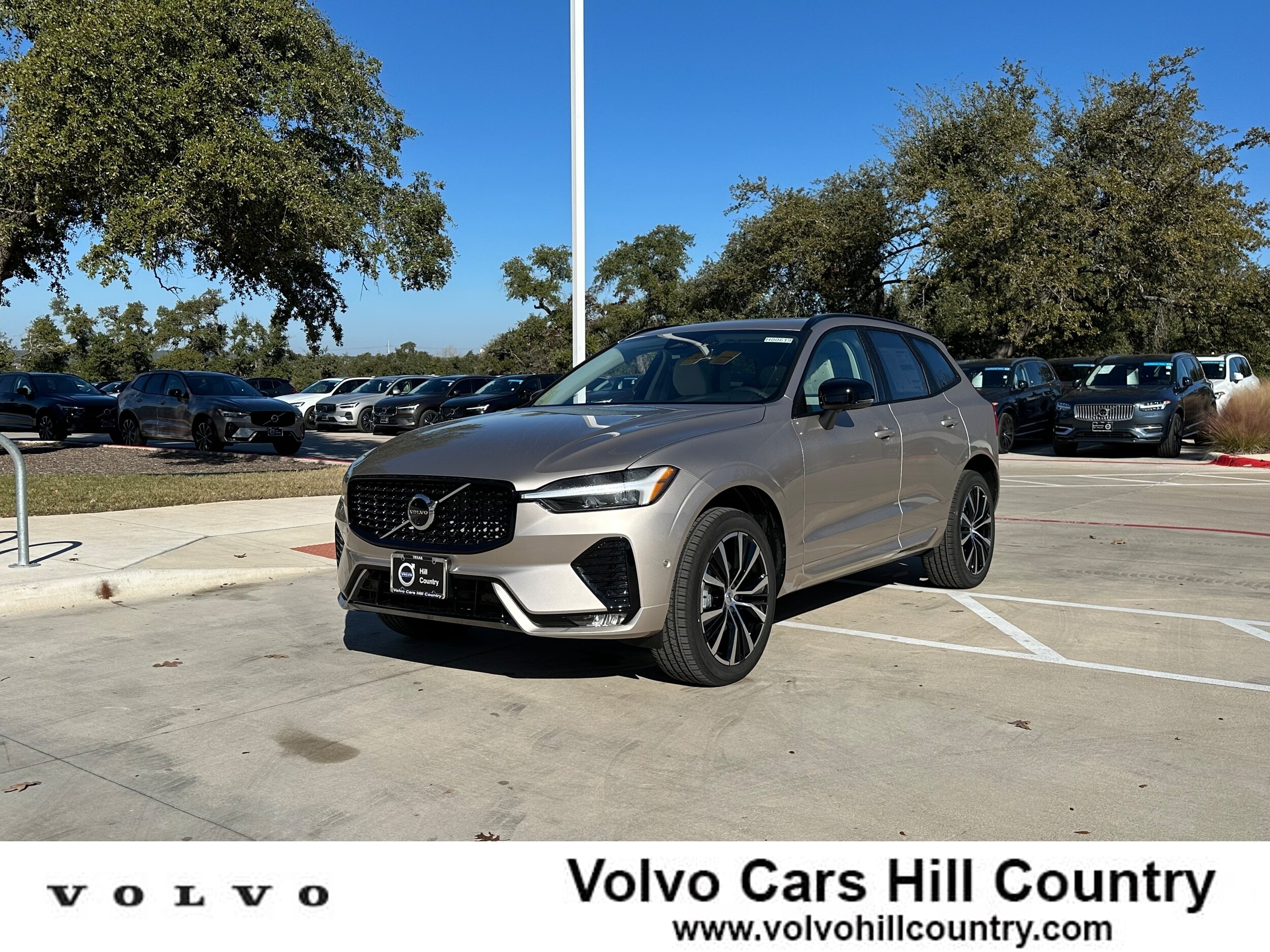 2025 Volvo XC60 Plus's photo