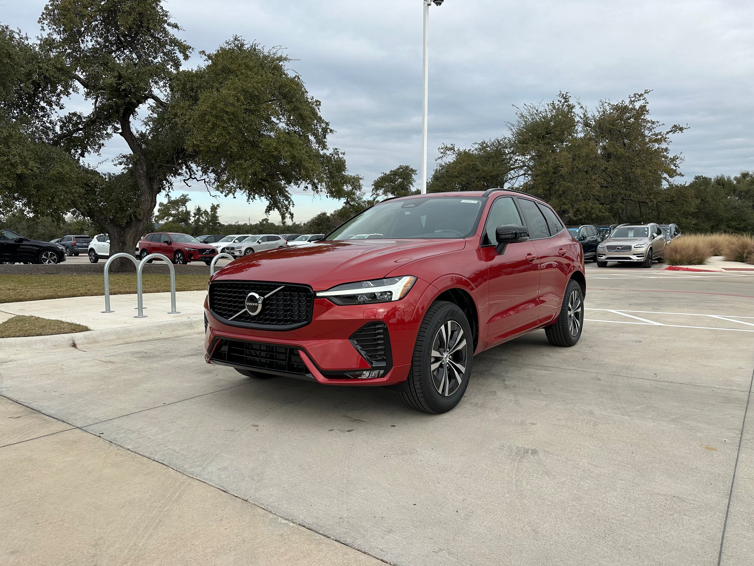 2025 Volvo XC60 B5 Core photo 2