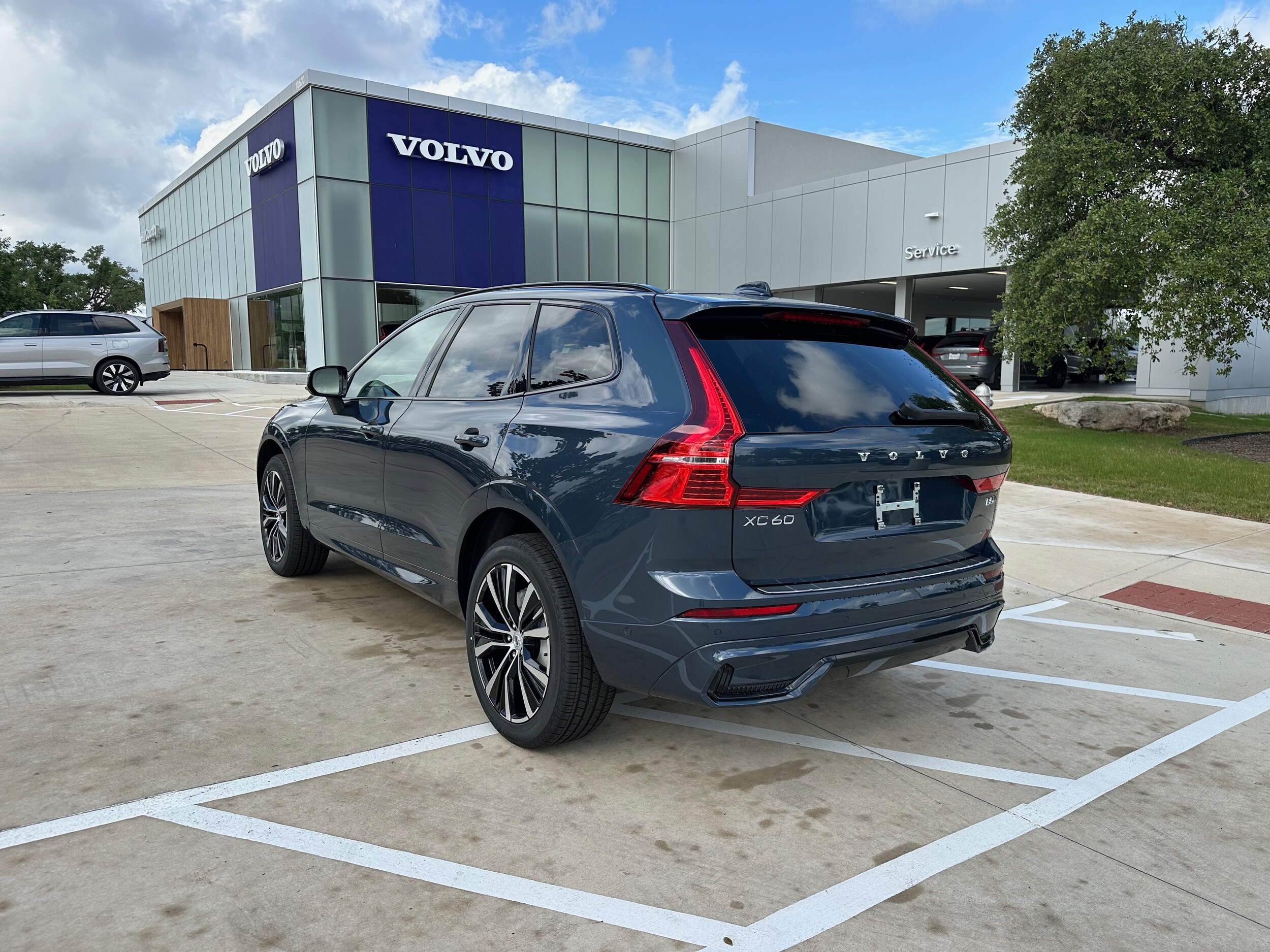 2025 Volvo XC60 B5 Plus photo 3