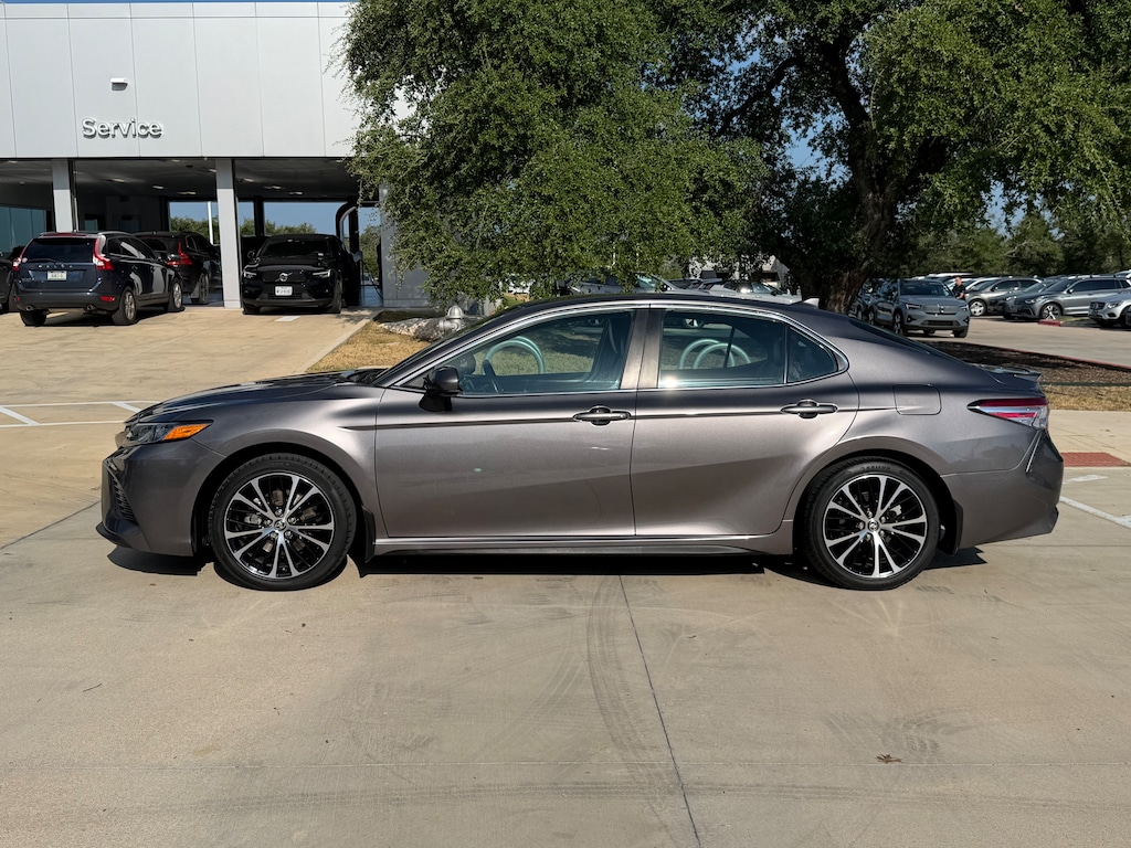 Used 2020 Toyota Camry SE Sedan