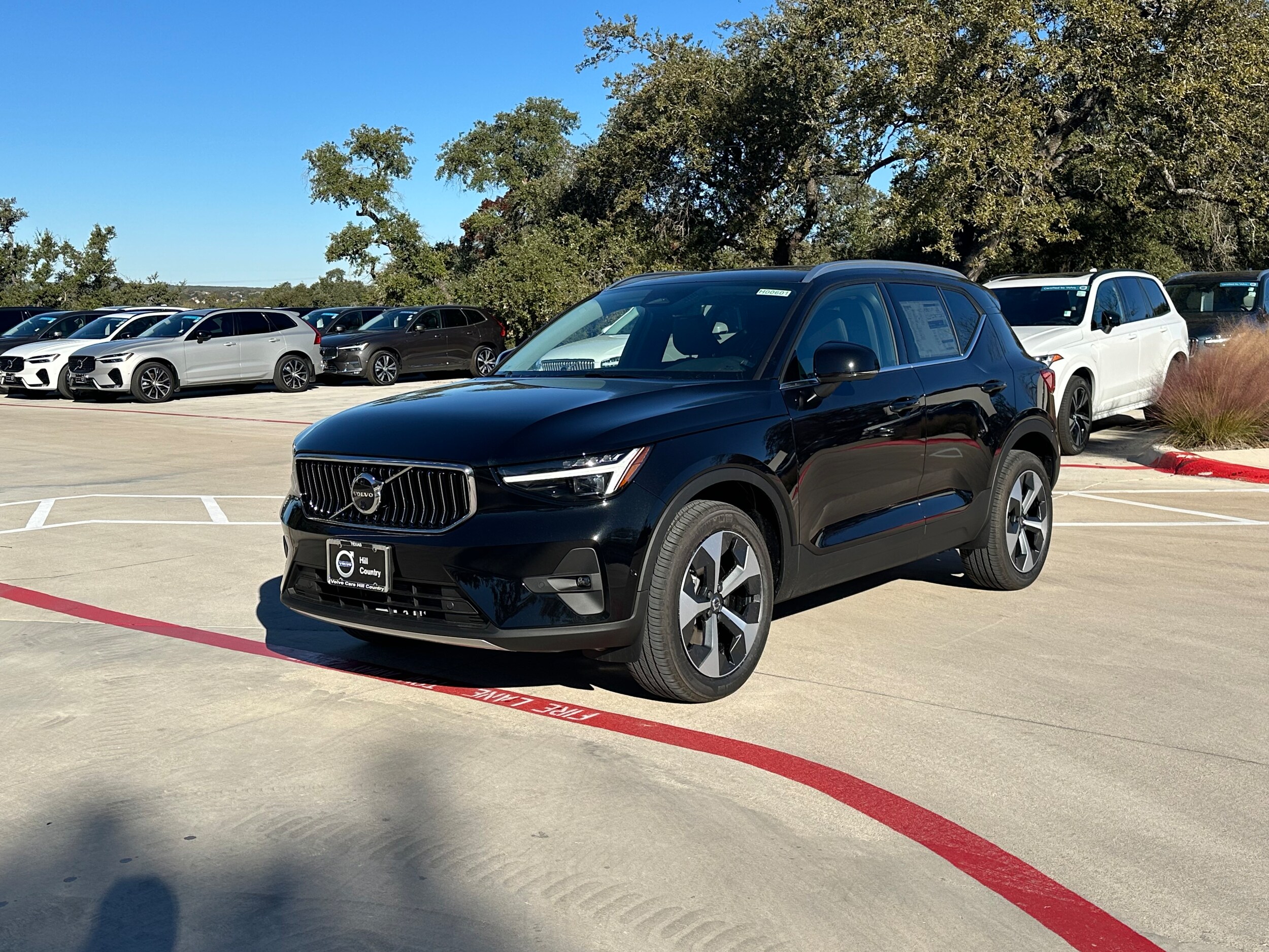 2025 Volvo XC40 Plus photo 2