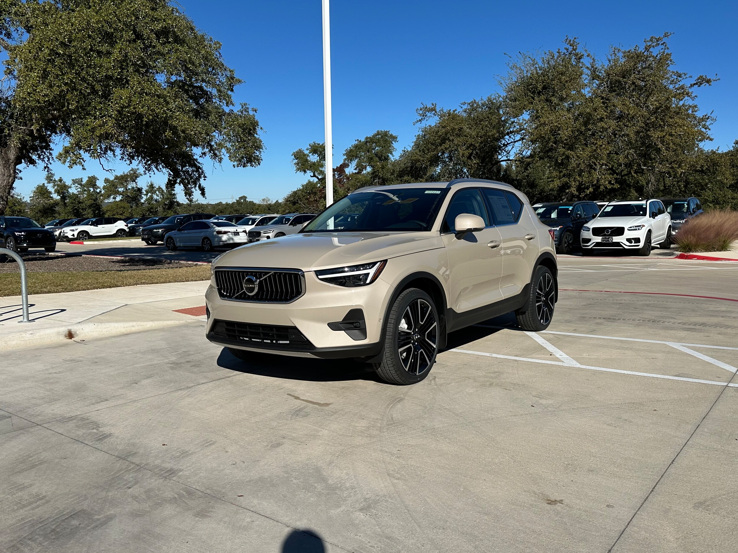 2025 Volvo XC40 photo 2