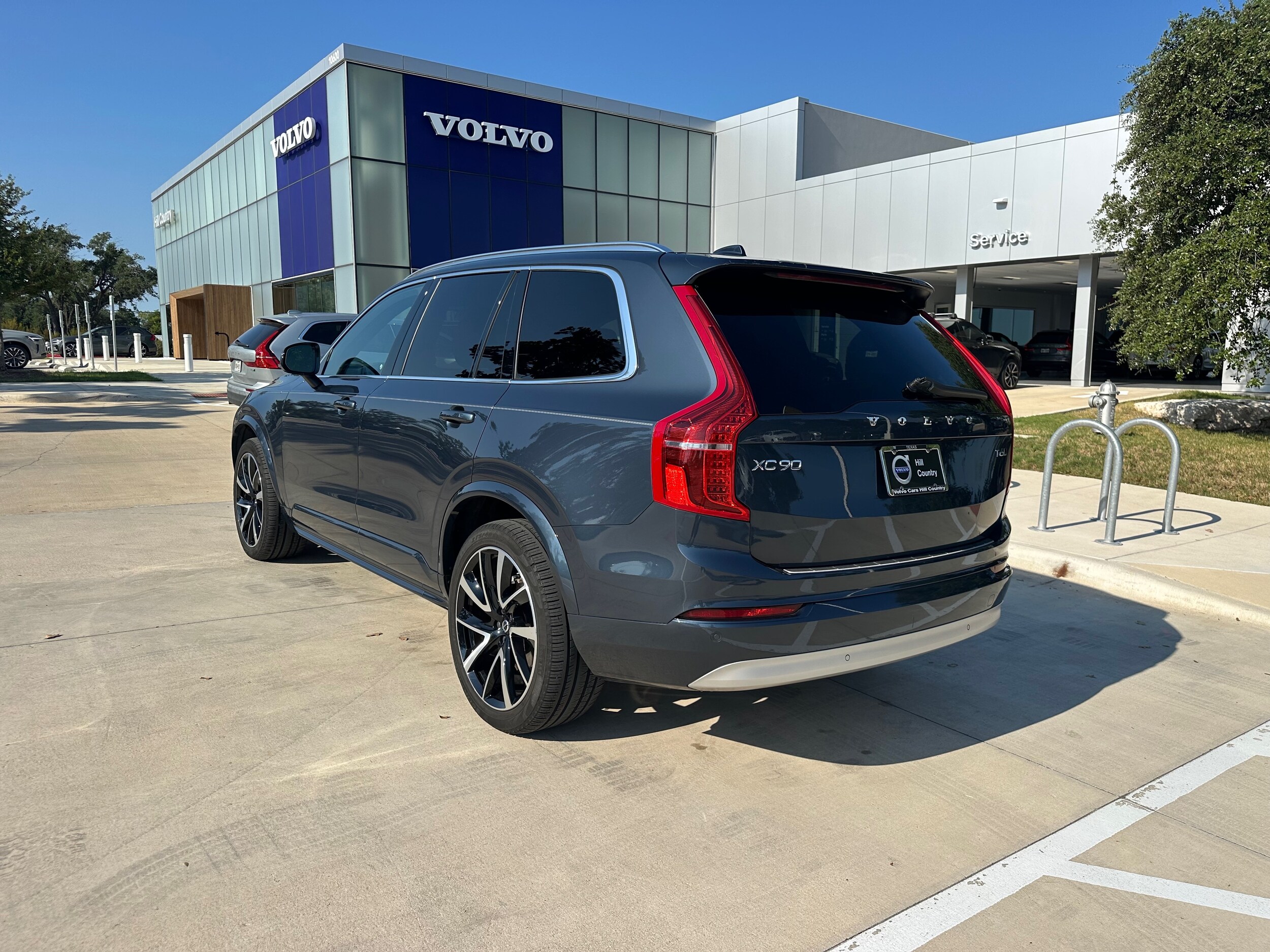 2022 Volvo XC90 T6 AWD Momentum photo 2