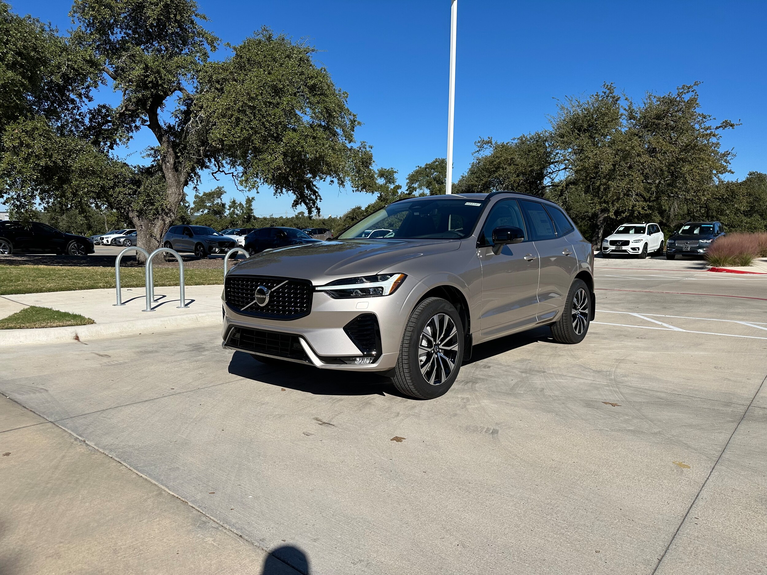 2025 Volvo XC60 B5 Core photo 2